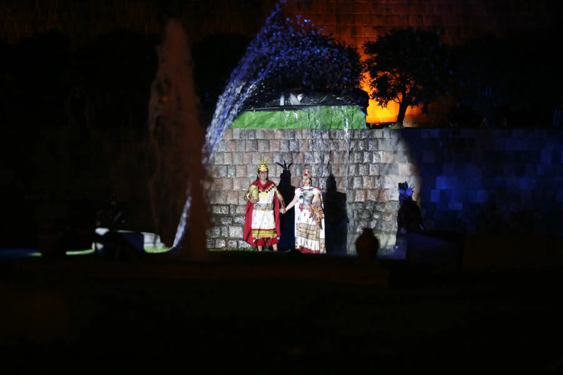 La noche se iluminó de colores ayer para confirmar la gran fiesta al astro Dios, en sus tres escenarios: Templo del Qoricancha, plaza de armas o Hawkaypata y la explanada del parque arqueológico de Sacsayhuaman. 
Foto: ANDINA/ Percy Hurtado Santillán