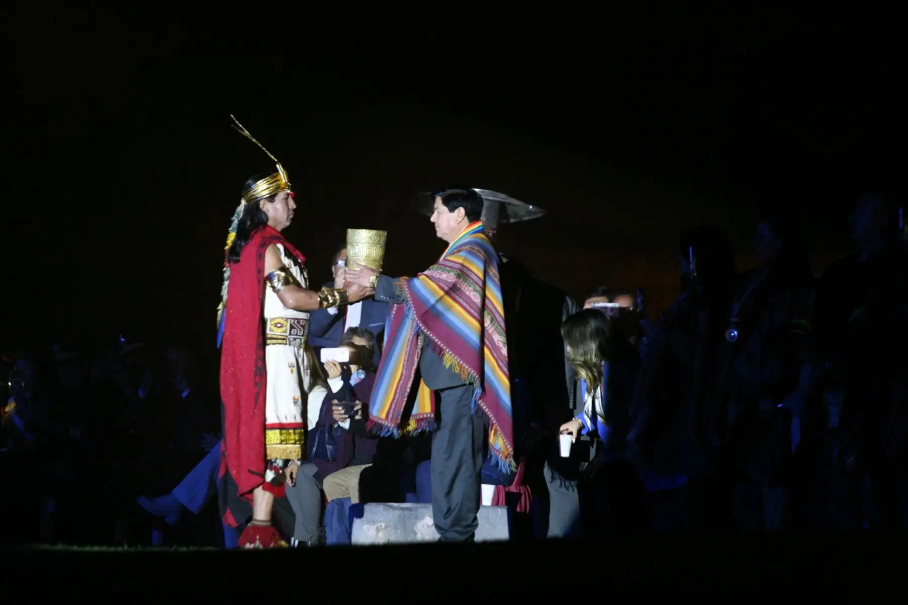 Cusqueños y turistas disfrutaron de la escenificación “Mitología Incásica” que invitó al Inti Raymi 2024. 
Foto: ANDINA/ Percy Hurtado Santillán