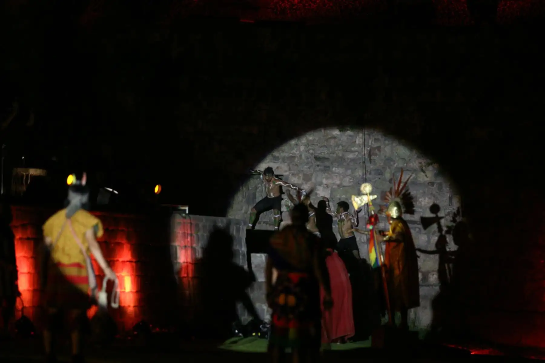 Cusqueños y turistas disfrutaron de la escenificación “Mitología Incásica” que invitó al Inti Raymi 2024. 
Foto: ANDINA/ Percy Hurtado Santillán