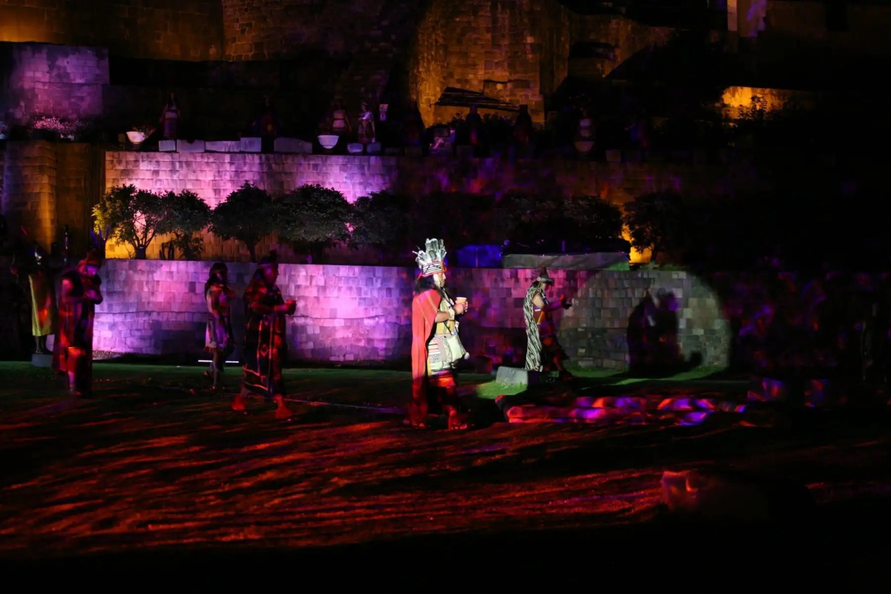 Más de tres mil 500 cusqueños y turistas, nacionales y extranjeros, disfrutaron de la escenificación “Mitología Incásica” en la explanada del Templo Inca del Qoricancha, como parte del anuncio del Inti Raymi 2024. 
Foto: ANDINA/ Percy Hurtado Santillán