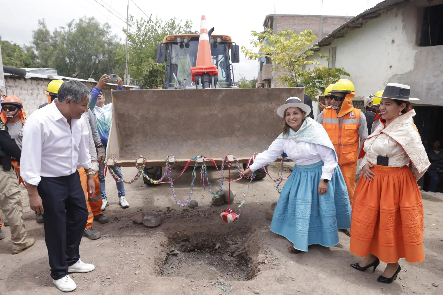 Presidenta Dina Boluarte participa del inicio de obras del mejoramiento y ampliación del sistema de agua potable y alcantarillado en el distrito de Andrés Avelino Cáceres, provincia de Huamanga en Ayacucho. Foto: ANDINA/ Prensa Presidencia