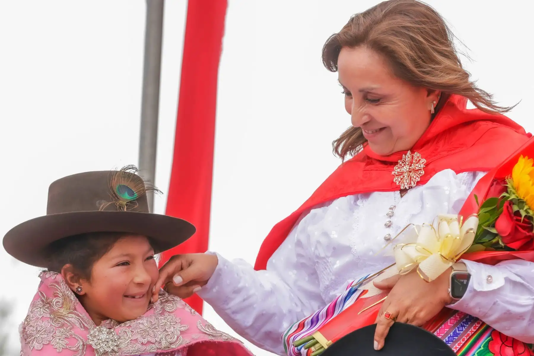 La presidenta Dina Ercilia Boluarte Zegarra colocó la primera piedra de la nueva carretera Minascucho – Llachoccmayo – Allpachaca – Munaypata – Rosaspata que unirá las provincias de Huamanga y Cangallo y mejorará la calidad de vida de 23 000 pobladores.
Foto: ANDINA/Prensa Presidencia