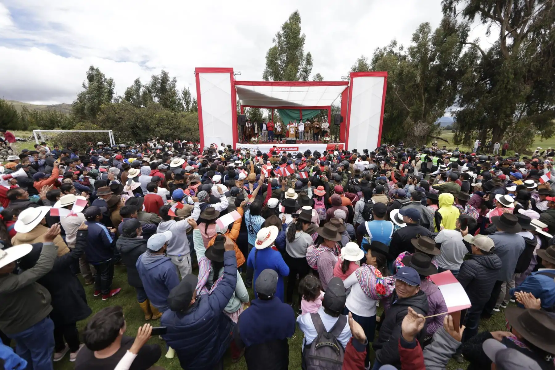 Presidenta Dina Boluarte participa en el inicio de obra del asfaltado de carretera en los distritos de Chiara, Los Morochucos y Vinchos de las provincias de Huamanga y Cangallo en Ayacucho.
Foto: ANDINA/Prensa Presidencia