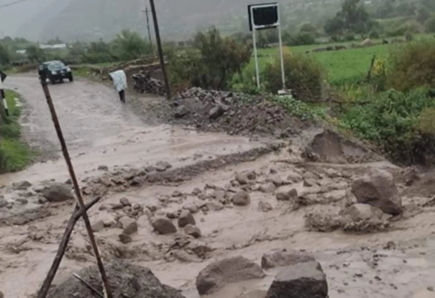 Las persistentes lluvias que se registran en las zonas altoandinas de la región Arequipa generaron la activación de quebradas que han interrumpido vías de comunicación que conducen a la mayoría de distritos de la provincia de La Unión, lo que provocó que en algunos casos se desvíe el tránsito vehicular por vías alternas.