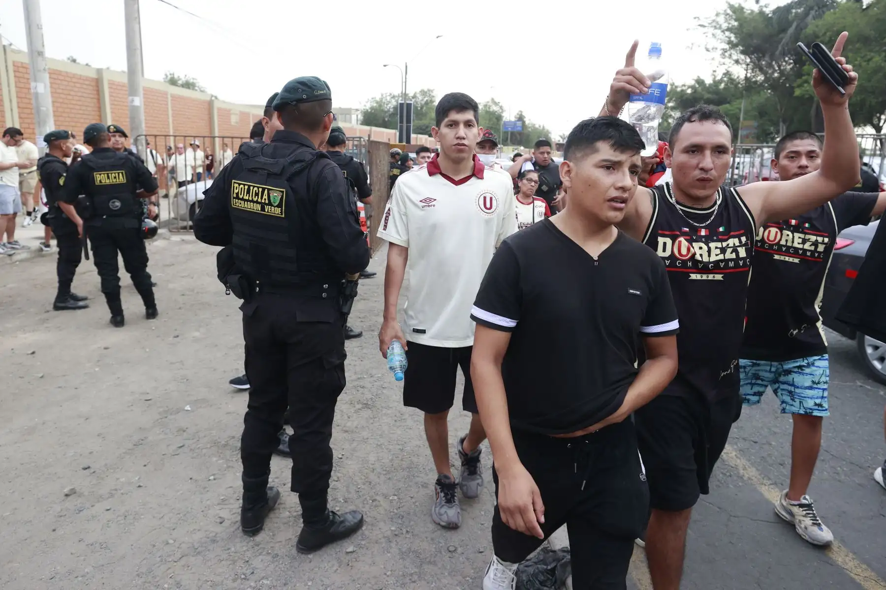 Hinchas de Universitario de Deportes se alistan para alentar a su equipo en la denominada  Noche Crema 2024 en el estadio Monumental de Ate. En el evento, se presentará al platel de Centenario y el rival de turno será Coquimbo Unido de Chile. 
Foto: ANDINA/Vidal Tarqui
