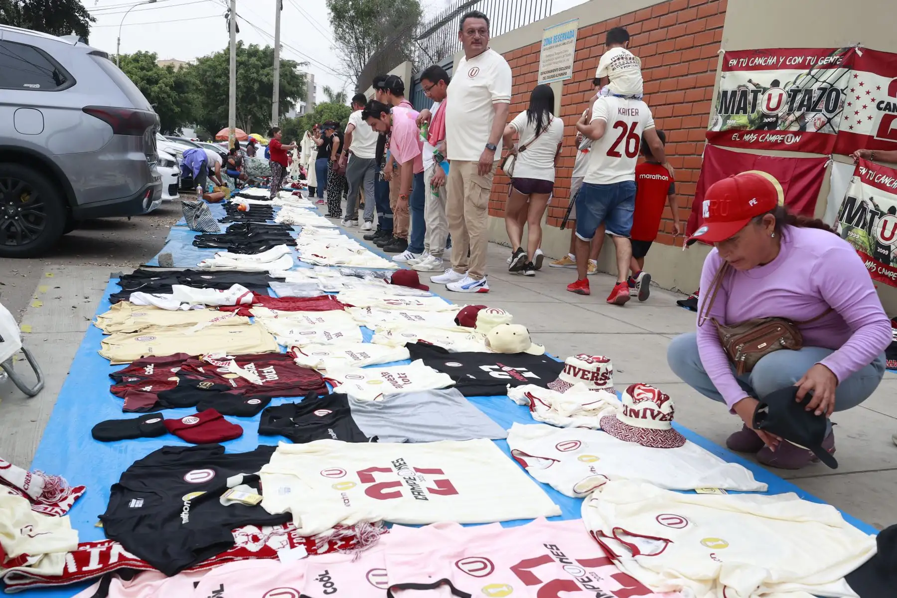Hinchas de Universitario de Deportes se alistan para alentar a su equipo en la denominada  Noche Crema 2024 en el estadio Monumental de Ate. En el evento, se presentará al platel de Centenario y el rival de turno será Coquimbo Unido de Chile. 
Foto: ANDINA/Vidal Tarqui
