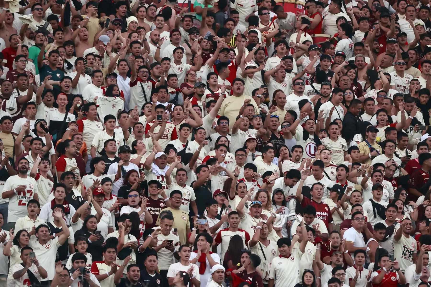 Hinchas de Universitario de Deportes se alistan para alentar a su equipo en la denominada  Noche Crema 2024 en el estadio Monumental de Ate. En el evento, se presentará al platel de Centenario y el rival de turno será Coquimbo Unido de Chile. 
Foto: ANDINA/Vidal Tarqui