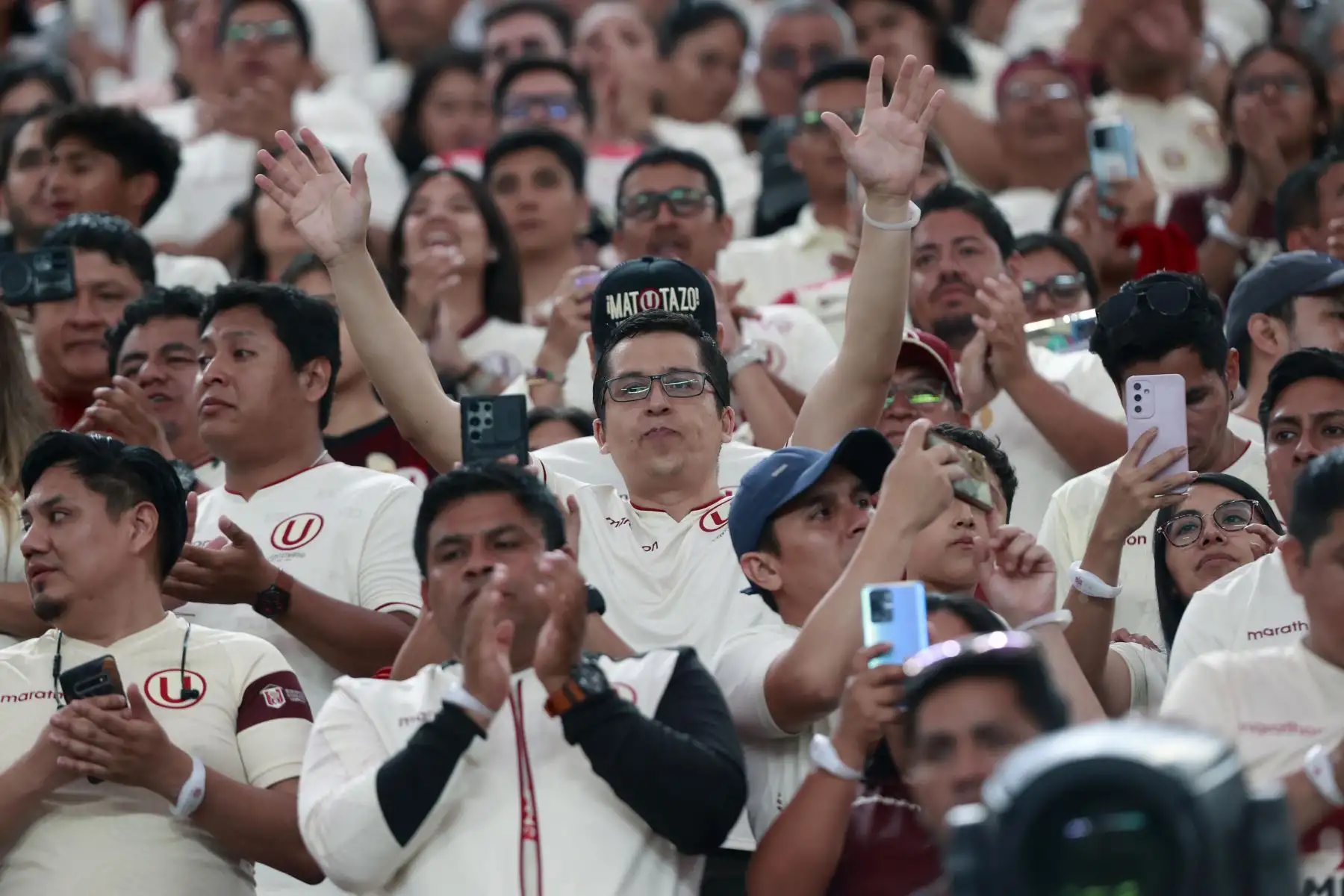 Hinchas de Universitario de Deportes se alistan para alentar a su equipo en la denominada  Noche Crema 2024 en el estadio Monumental de Ate. En el evento, se presentará al platel de Centenario y el rival de turno será Coquimbo Unido de Chile. 
Foto: ANDINA/Vidal Tarqui