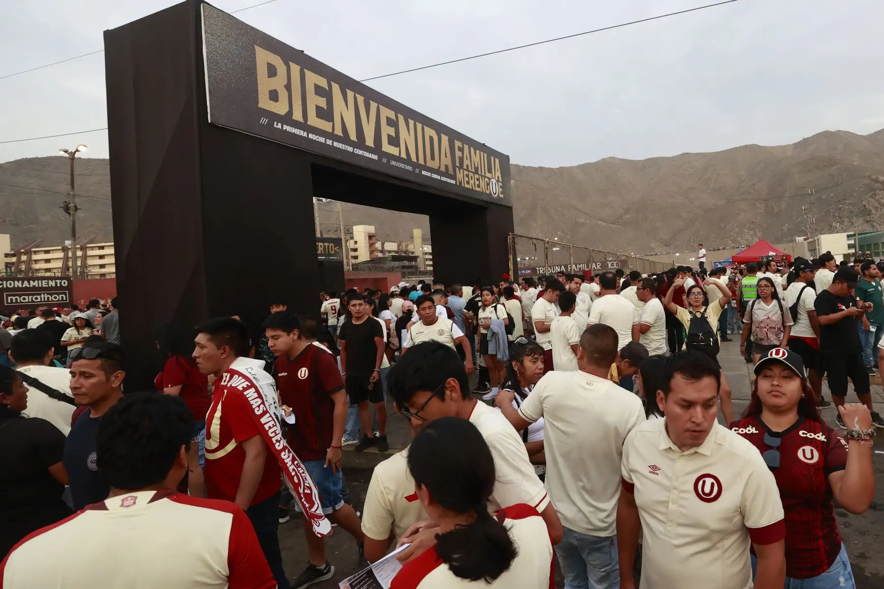 Hinchas de Universitario de Deportes se alistan para alentar a su equipo en la denominada  Noche Crema 2024 en el estadio Monumental de Ate. En el evento, se presentará al platel de Centenario y el rival de turno será Coquimbo Unido de Chile. 
Foto: ANDINA/Vidal Tarqui