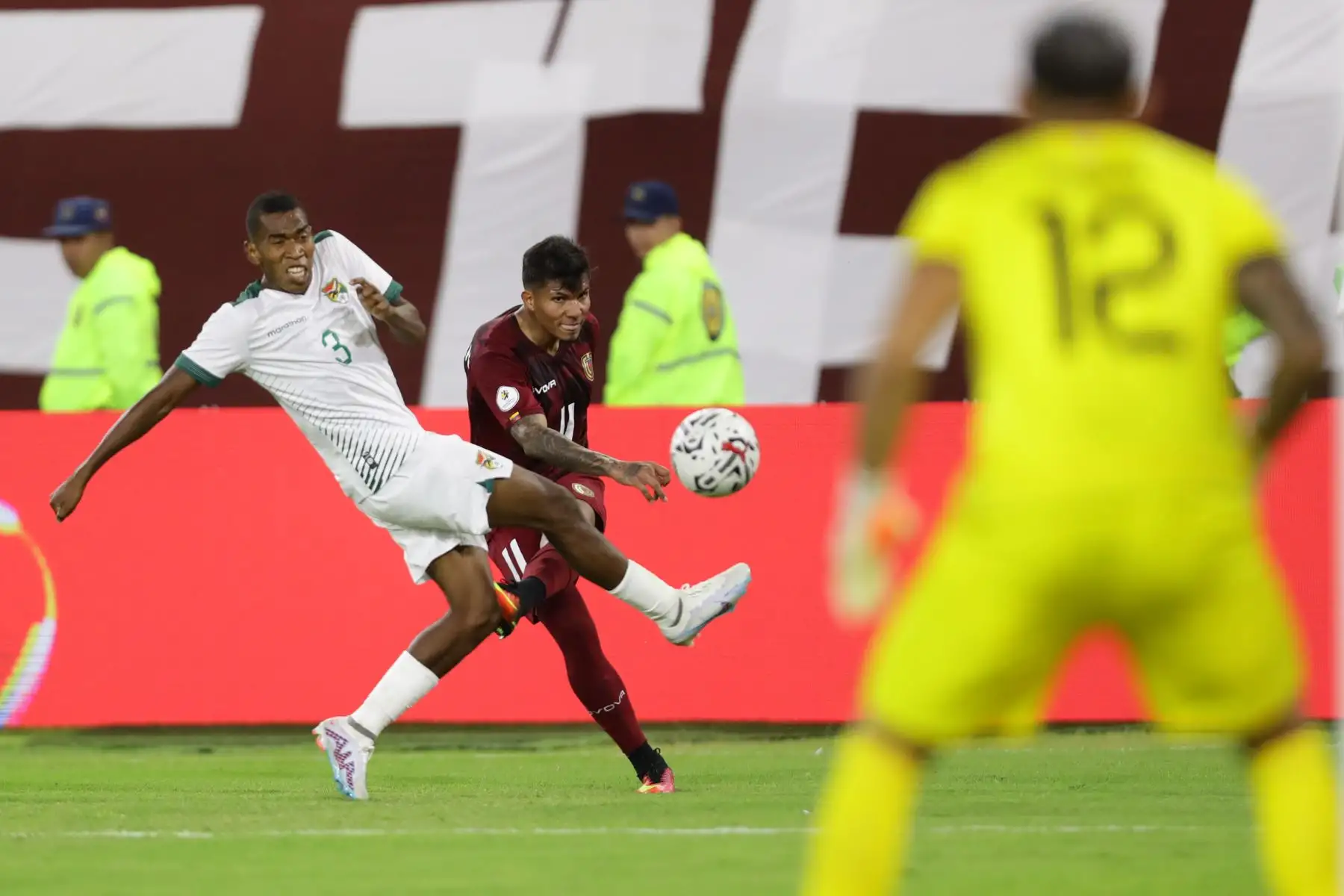 Jovanny Bolívar de Venezuela disputa el balón con Diego Medina de Bolivia , en un partido del Torneo Preolímpico Sudamericano Sub-23 en el estadio Nacional Brígido Iriarte en Caracas.
Foto: EFE