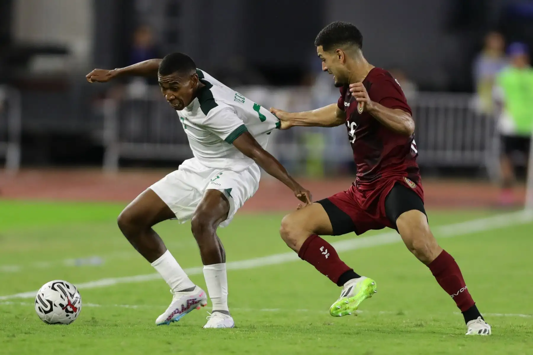 Renné Rivas  de Venezuela disputa el balón con Diego Medina de Bolivia, en un partido del Torneo Preolímpico Sudamericano Sub-23 en el estadio Nacional Brígido Iriarte en Caracas.
Foto: EFE