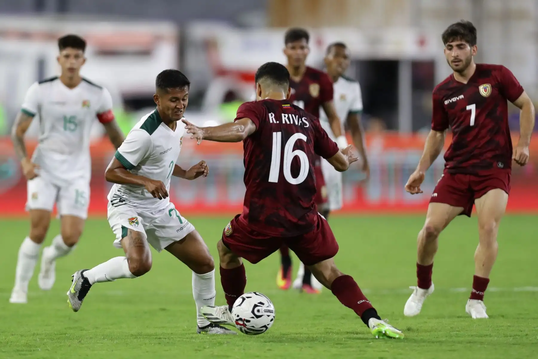 Renné Rivas de Venezuela disputa el balón con Miguel Villarroel de Bolivia, en un partido del Torneo Preolímpico Sudamericano Sub-23 en el estadio Nacional Brígido Iriarte en Caracas.
Foto: EFE