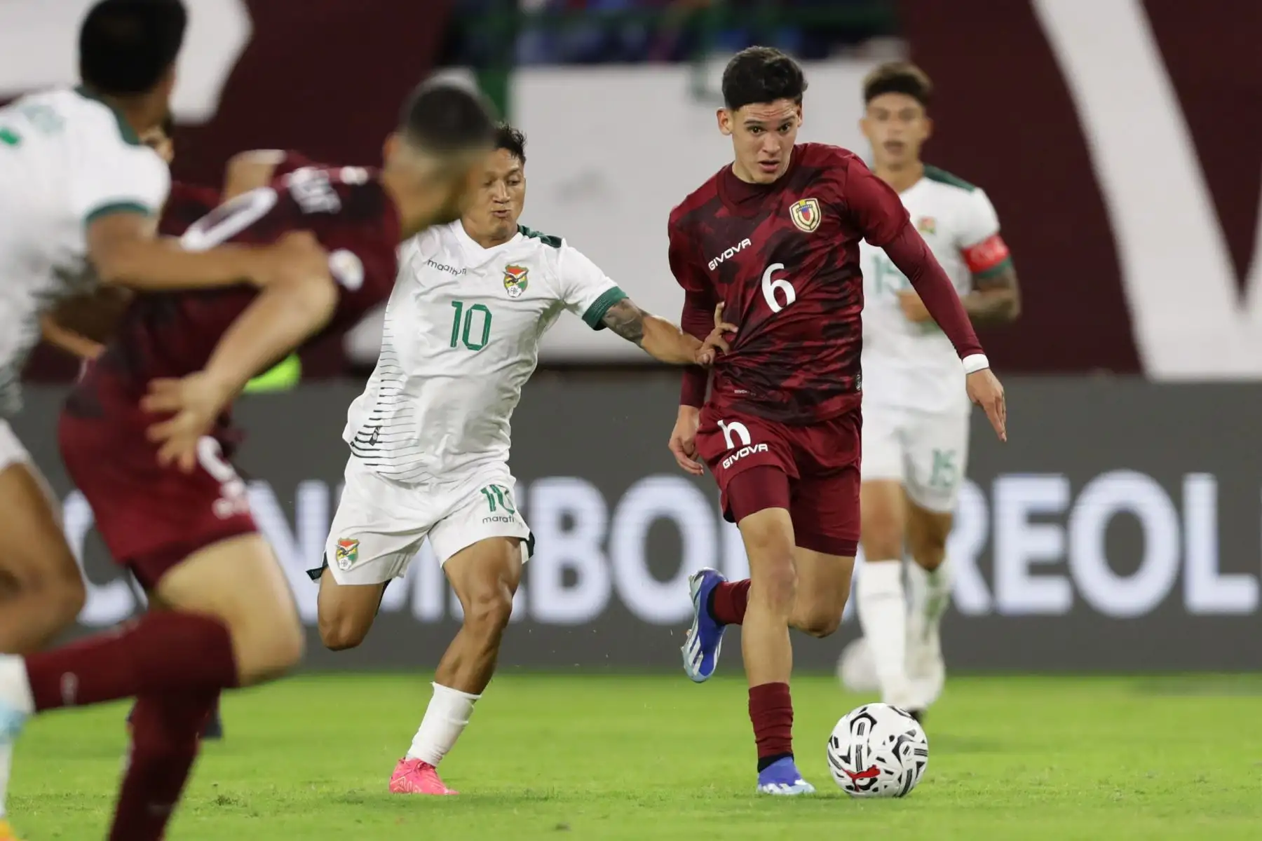 Bryant Ortega de Venezuela disputa el balón con Lucas Chávez de Bolivia , en un partido del Torneo Preolímpico Sudamericano Sub-23 en el estadio Nacional Brígido Iriarte en Caracas (Venezuela). 
Foto: EFE