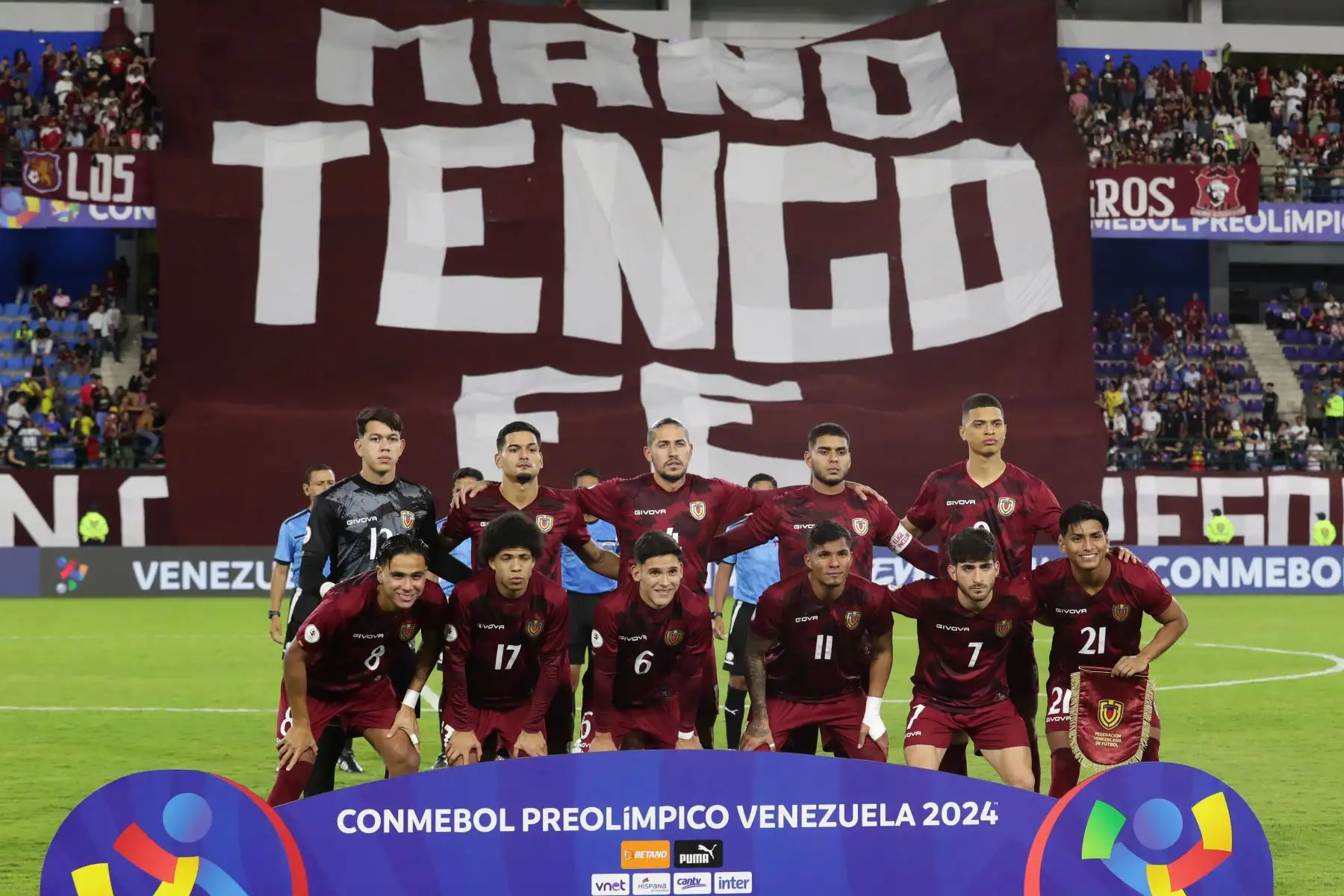 Jugadores de Venezuela posan ante Bolivia , en un partido del Torneo Preolímpico Sudamericano Sub-23 en el estadio Nacional Brígido Iriarte en Caracas (Venezuela). 
Foto: EFE
