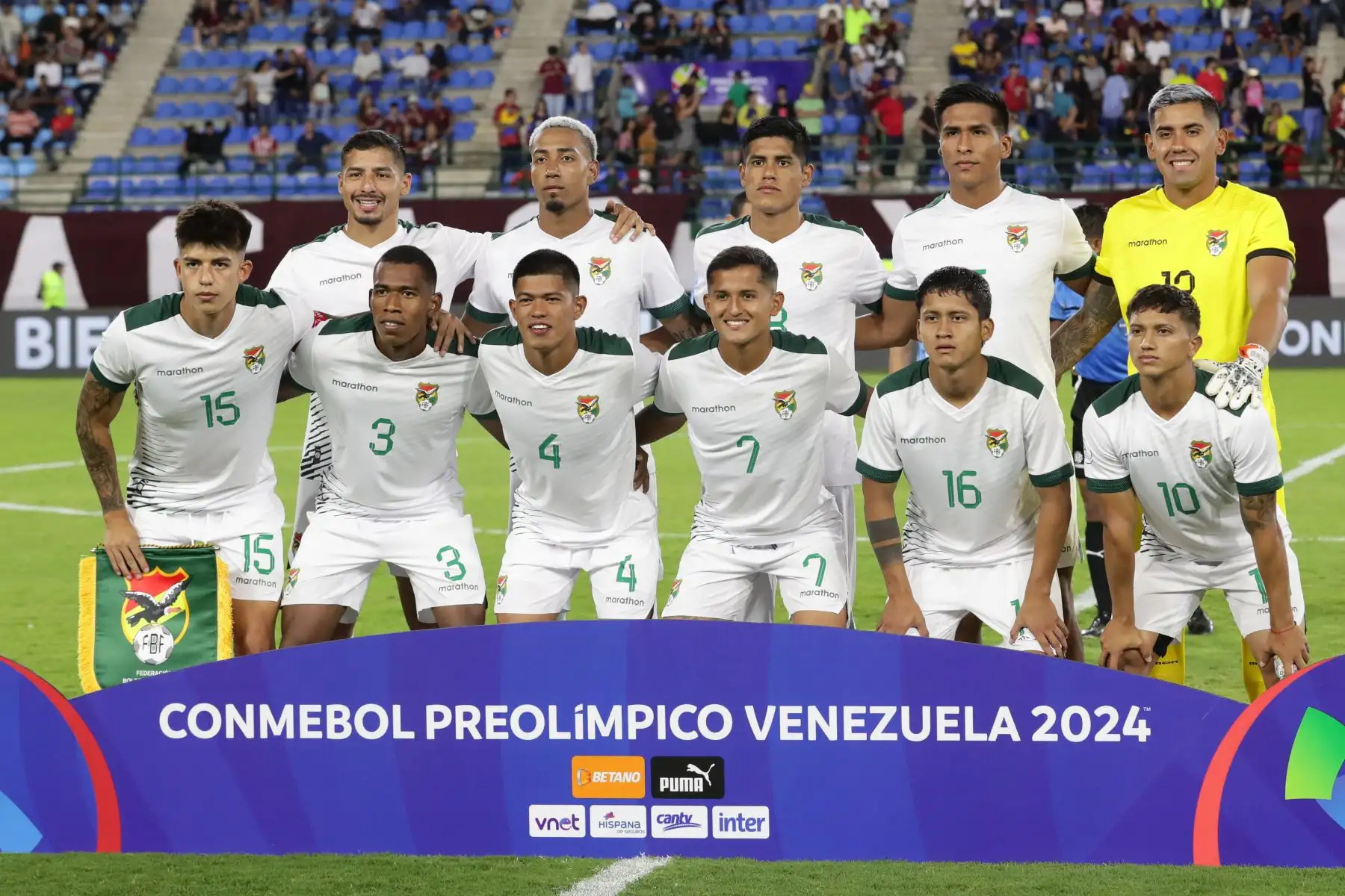 Jugadores de Bolivia posan ante Venezuela , en un partido del Torneo Preolímpico Sudamericano Sub-23 en el estadio Nacional Brígido Iriarte en Caracas (Venezuela). 
Foto: EFE