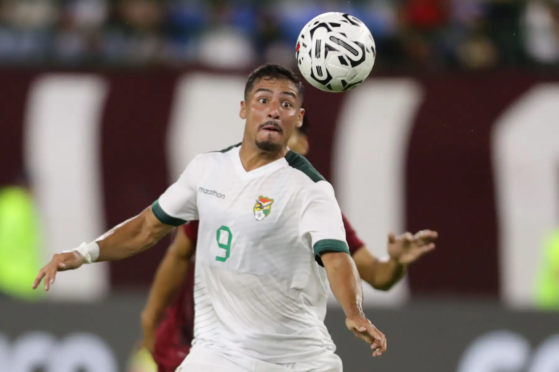 José Briceño de Bolivia controla el balón ante Venezuela, en un partido del Torneo Preolímpico Sudamericano Sub-23 en el estadio Nacional Brígido Iriarte en Caracas (Venezuela).
Foto: EFE