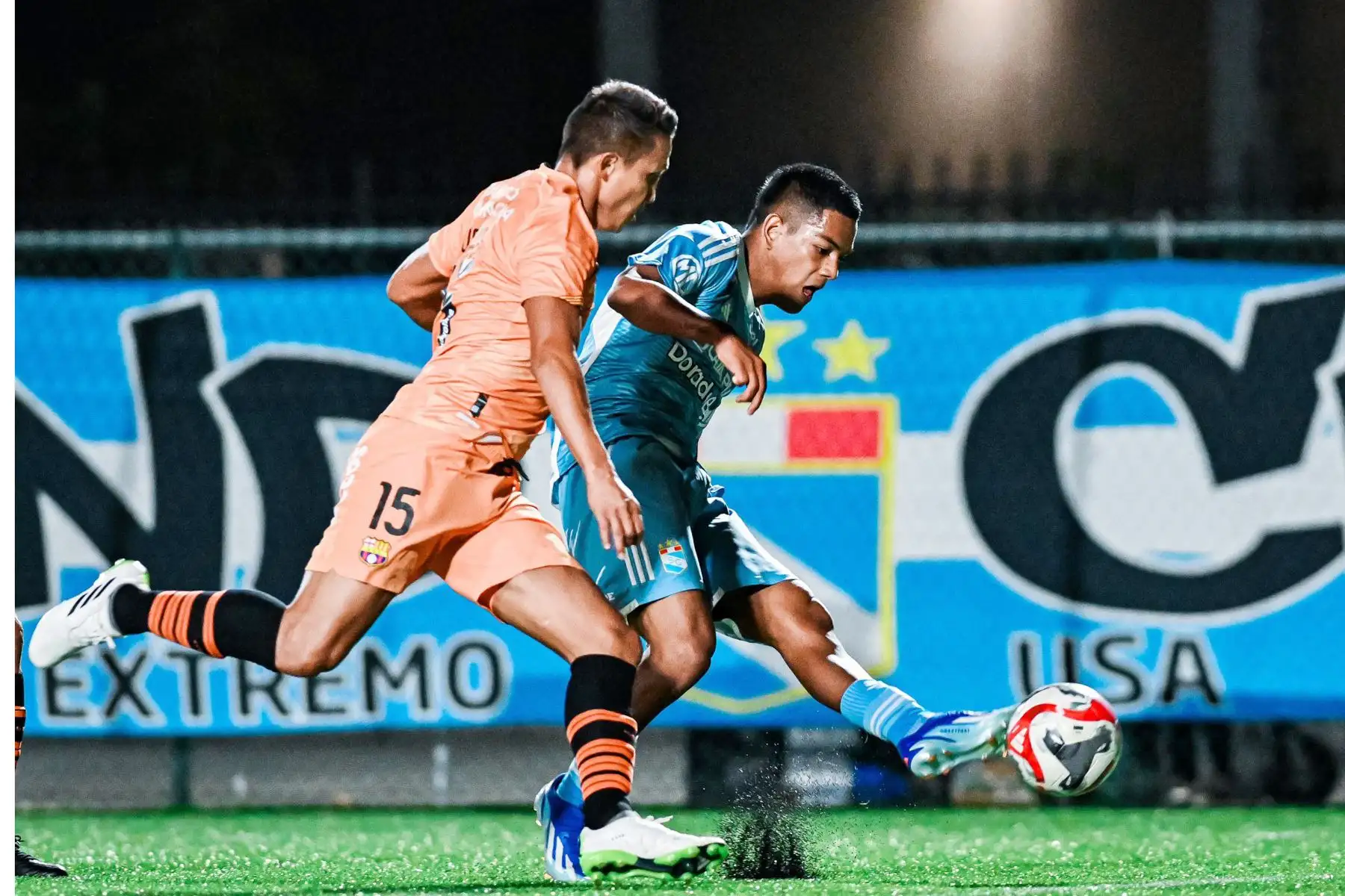Sporting Cristal se enfrenta al Barcelona de Ecuador en un partido  amistoso internacional  en Miami (Estados Unidos). En la imagen, Joao Grimaldo.
Foto: @ClubSCristal