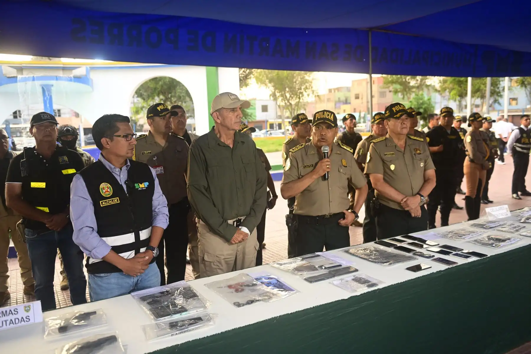 El ministro del Interior, Víctor Torres Falcón, anunció hoy el incremento de 150 efectivos para San Martín de Porres (SMP) con la finalidad de reforzar la seguridad ciudadana en este importante distrito de la capital, tras culminar el estado de emergencia en esta zona de Lima.
Foto: Mininter