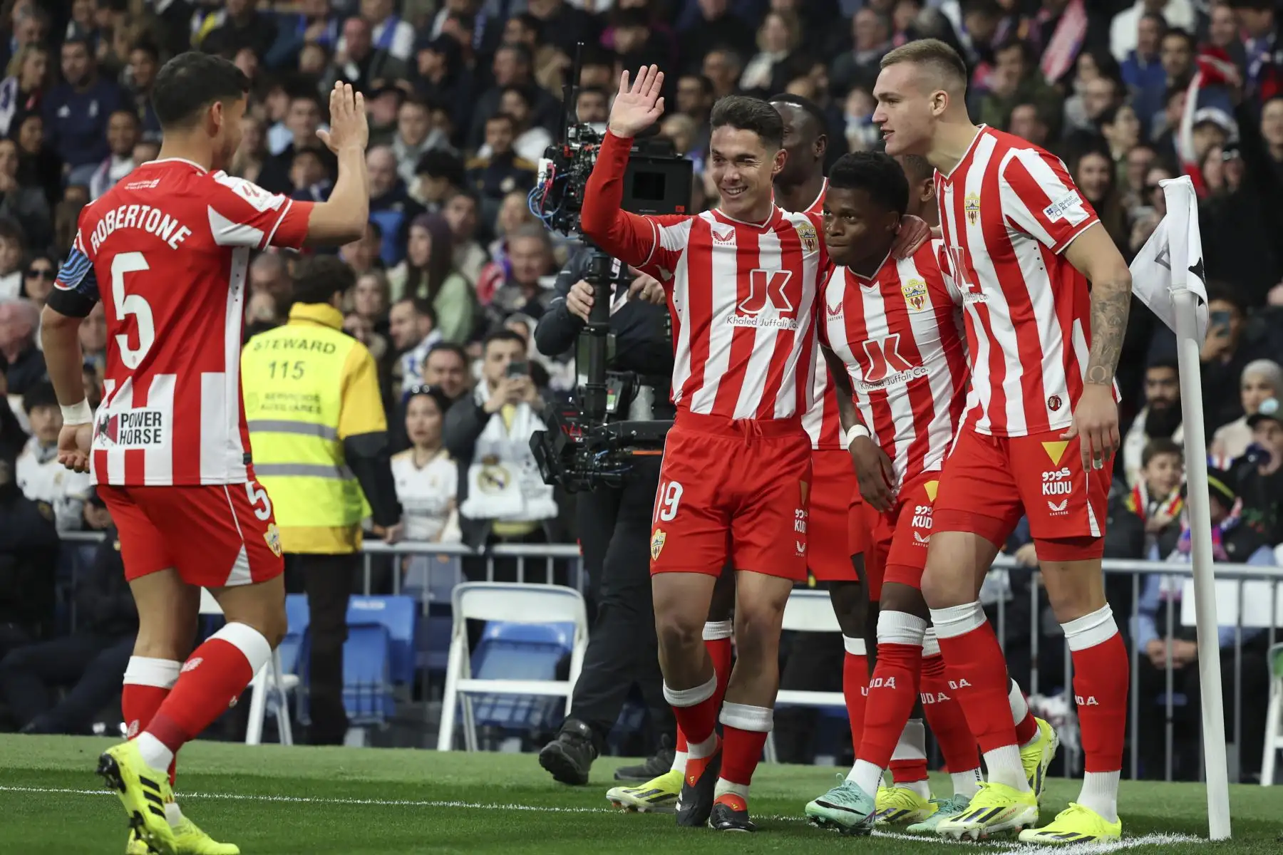 El delantero belga de la UD Almería Largie Ramazani celebra su gol, primero de su equipo durante el partido de LaLiga correspondiente a la jornada 21, y que enfrenta este domingo a Real Madrid y UD Almería en el Santiago Bernabéu. Foto: ANDINA/EFE