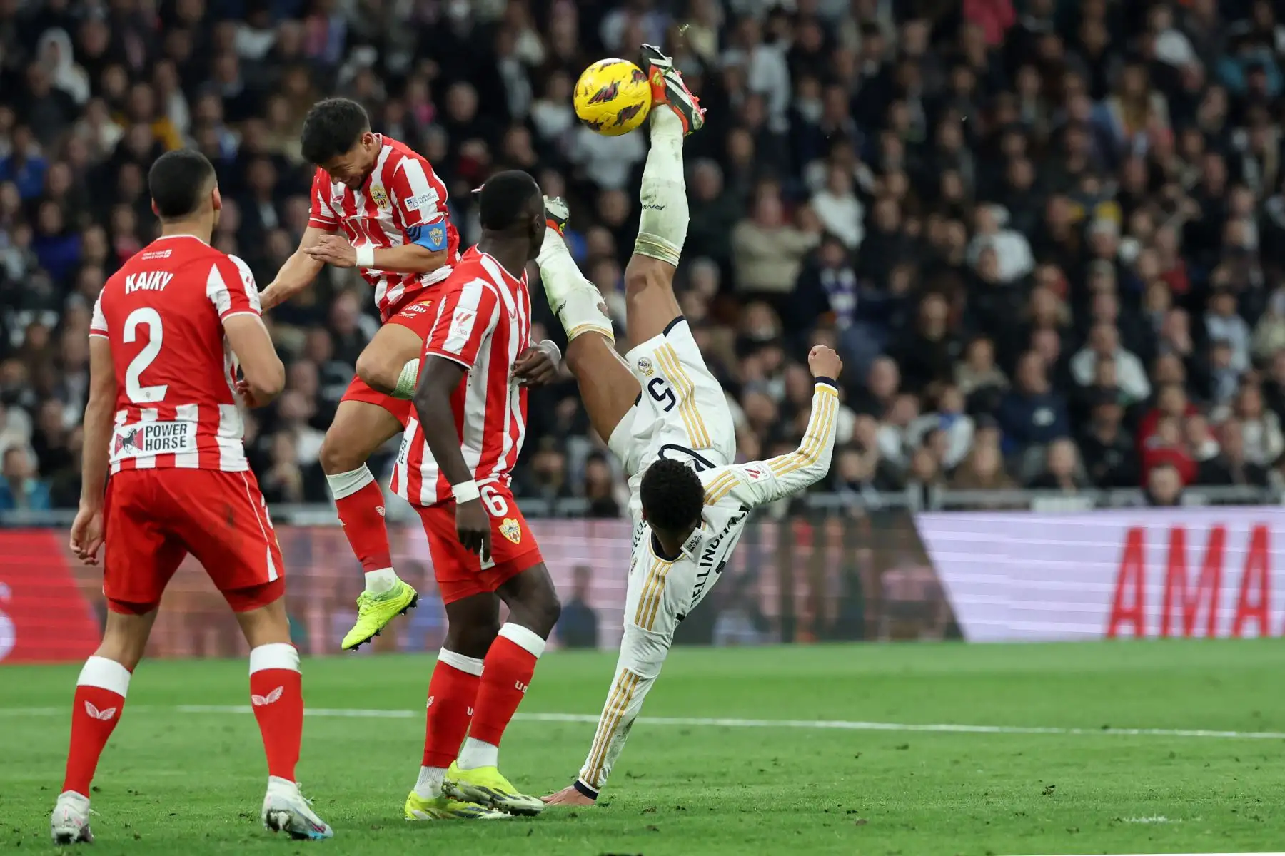 El centrocampista inglés del Real Madrid Jude Bellingham patea el balón durante el partido de fútbol de la Liga española entre el Real Madrid CF y la UD Almería en el estadio Santiago Bernabeu de Madrid. Foto: ANDINA/AFP