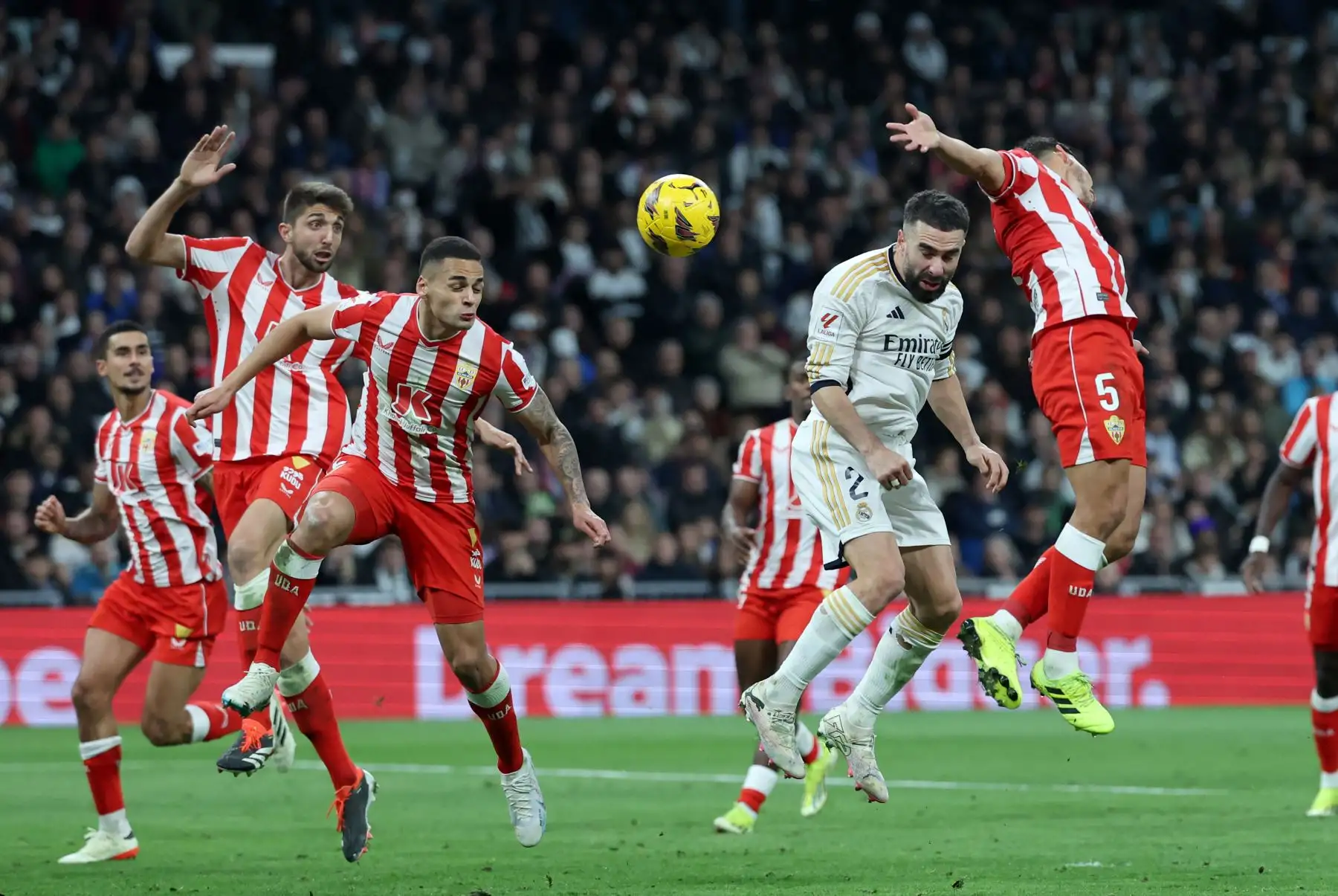 El defensor español del Real Madrid Dani Carvajal compite con el mediocampista argentino del Almería Lucas Robertone durante el partido de fútbol de la Liga española entre el Real Madrid CF y la UD Almería en el estadio Santiago Bernabeu de Madrid. Foto: ANDINA/AFP