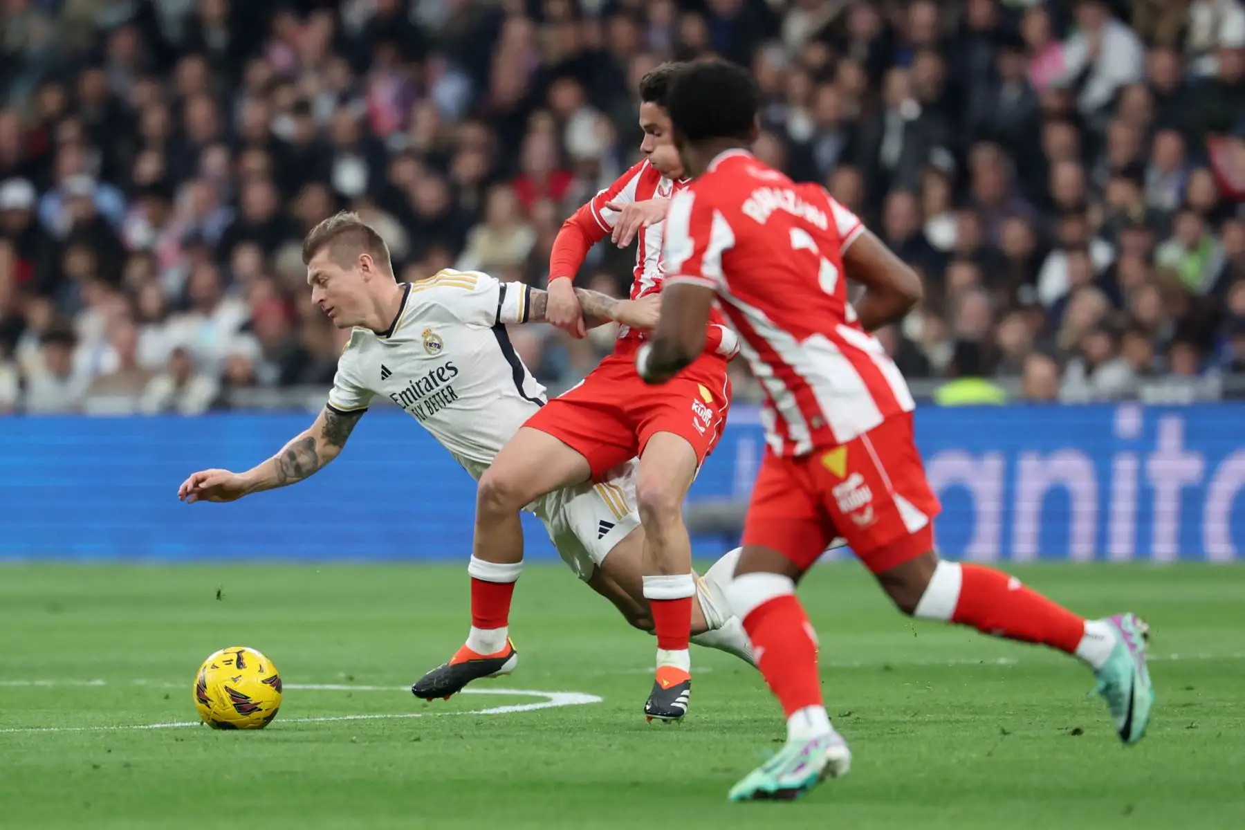 El centrocampista alemán del Real Madrid Toni Kroos lucha por el balón con el centrocampista español del Almería Sergio Arribas durante el partido de fútbol de la Liga española entre el Real Madrid CF y la UD Almería en el estadio Santiago Bernabeu de Madrid. Foto: ANDINA/ AFP