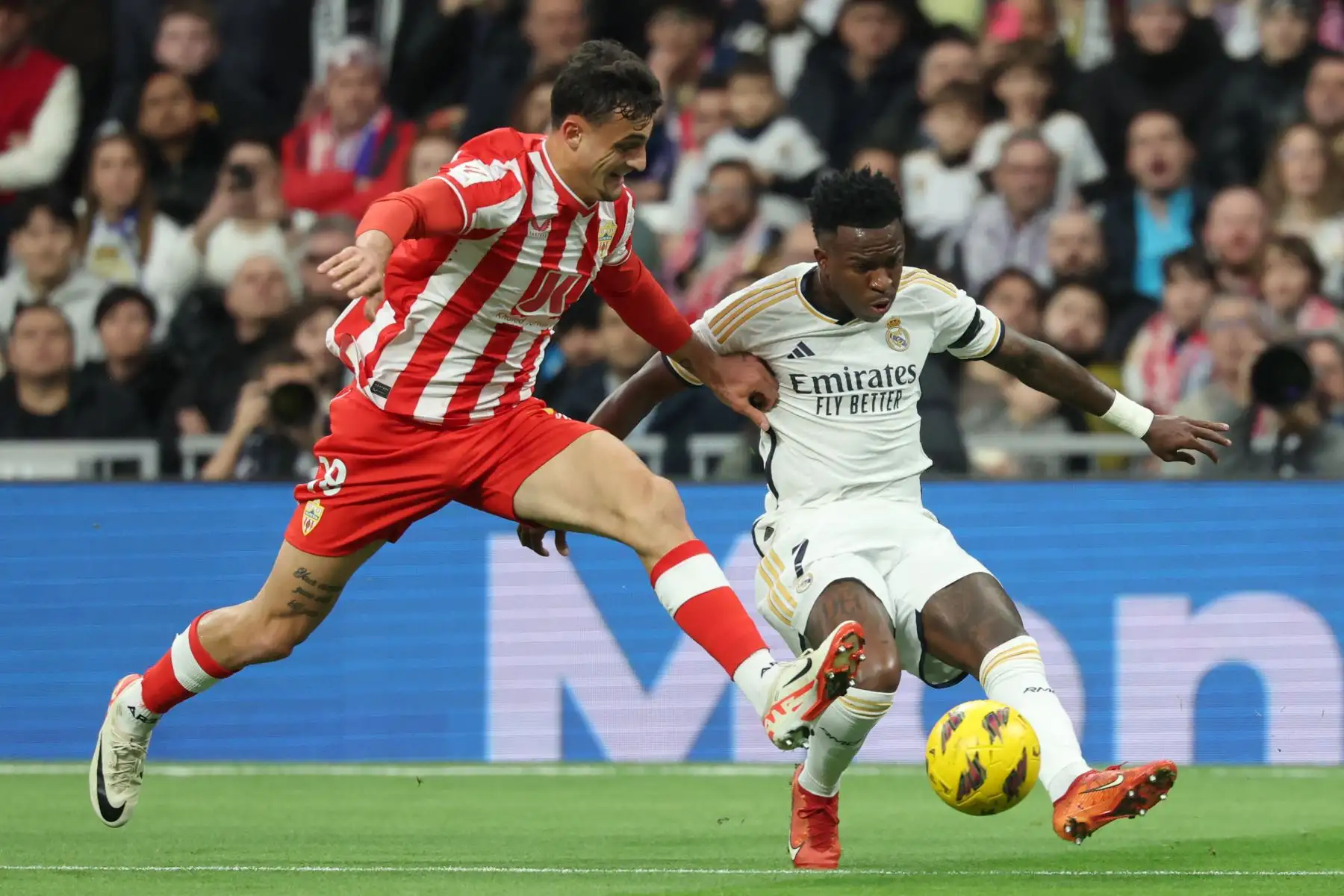 El centrocampista español del Almería Marc Pubill se enfrenta al delantero brasileño del Real Madrid Vinicius Junior durante el partido de fútbol de la Liga española entre el Real Madrid CF y la UD Almería en el estadio Santiago Bernabeu de Madrid. Foto: ANDINA/AFP
