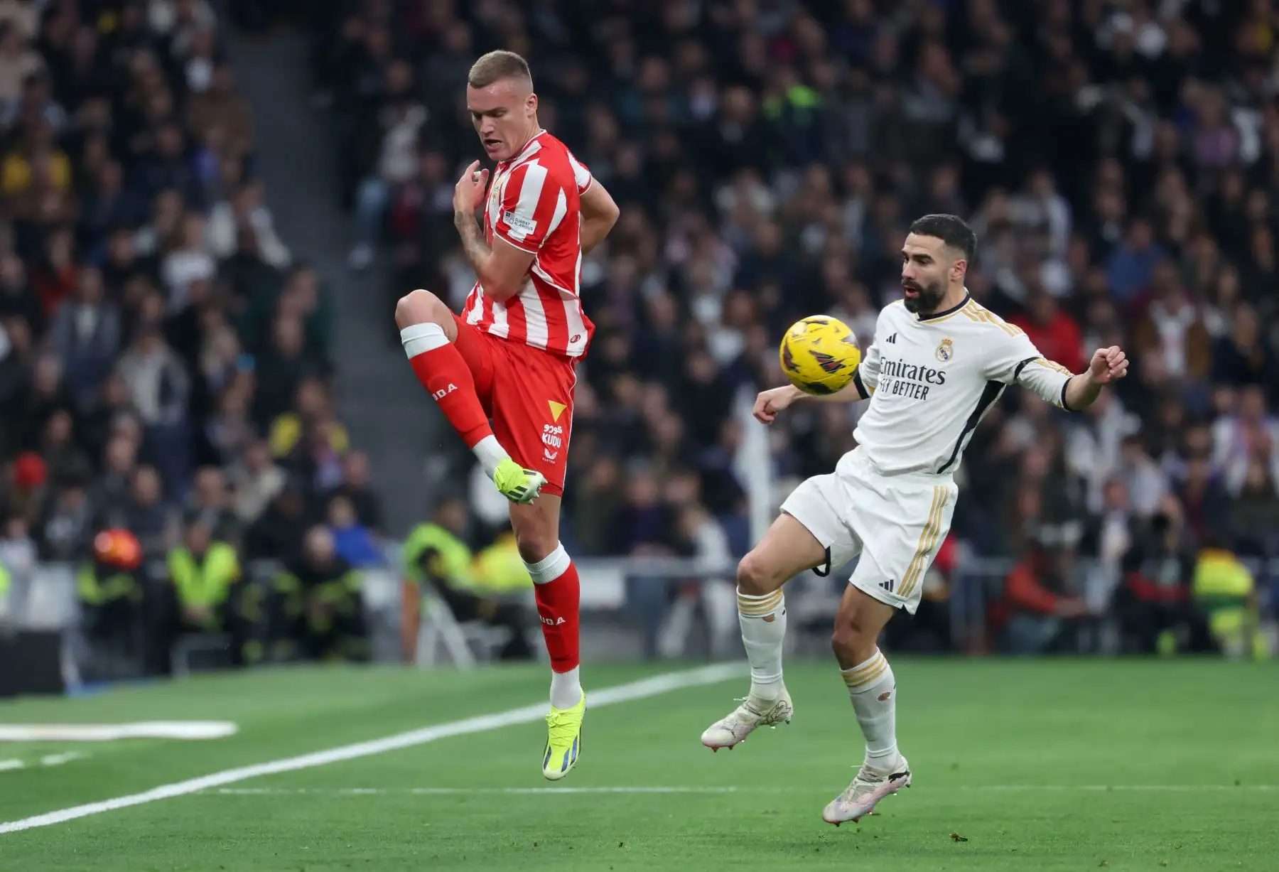 El delantero serbio del Almería Marko Milovanovic compite con el defensor español del Real Madrid Dani Carvajal durante el partido de fútbol de la Liga española entre el Real Madrid CF y la UD Almería en el estadio Santiago Bernabeu de Madrid. Foto: ANDINA/AFP