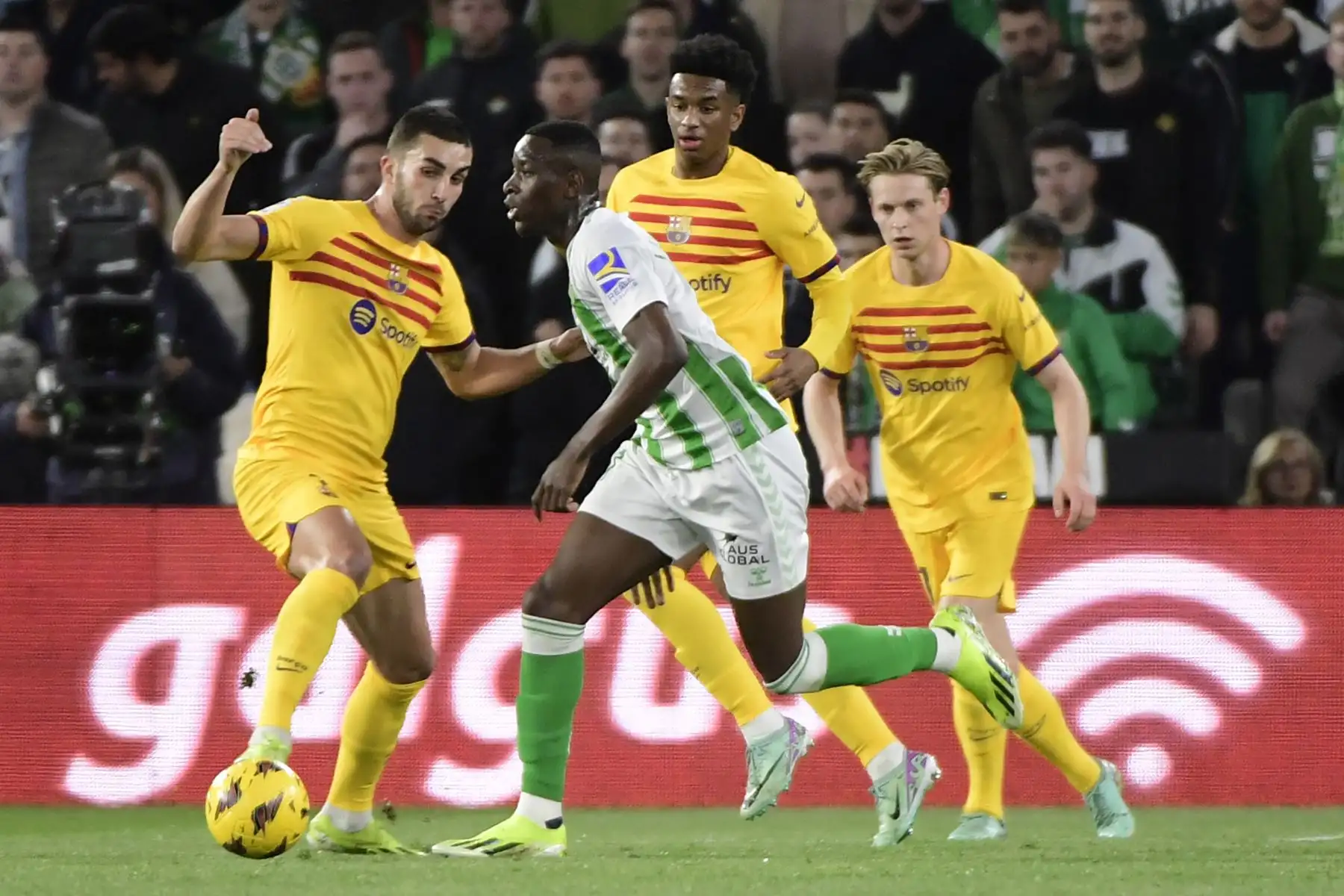 El centrocampista brasileño del Real Betis Luiz Henrique es desafiado por el delantero español de Barcelona Ferran Torres, el defensor español de Barcelona Alejandro Balde y el centrocampista holandés de Barcelona Frenkie de Jong durante la liga española de fútbol Partido entre el Real Betis y el FC Barcelona.Foto: ANDINA/ AFP