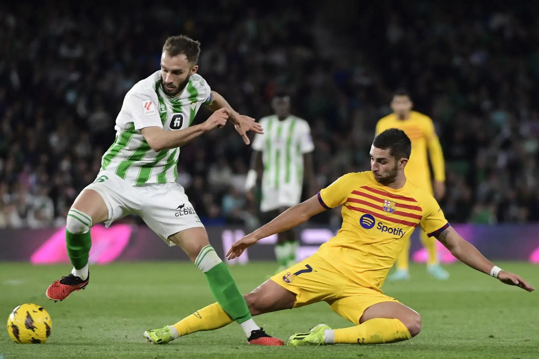 El delantero español del Barcelona Ferran Torres se enfrenta al defensor argentino del Real Betis German Pezzela durante el partido de fútbol de la Liga española entre el Real Betis y el FC Barcelona. Foto: ANDINA/AFP