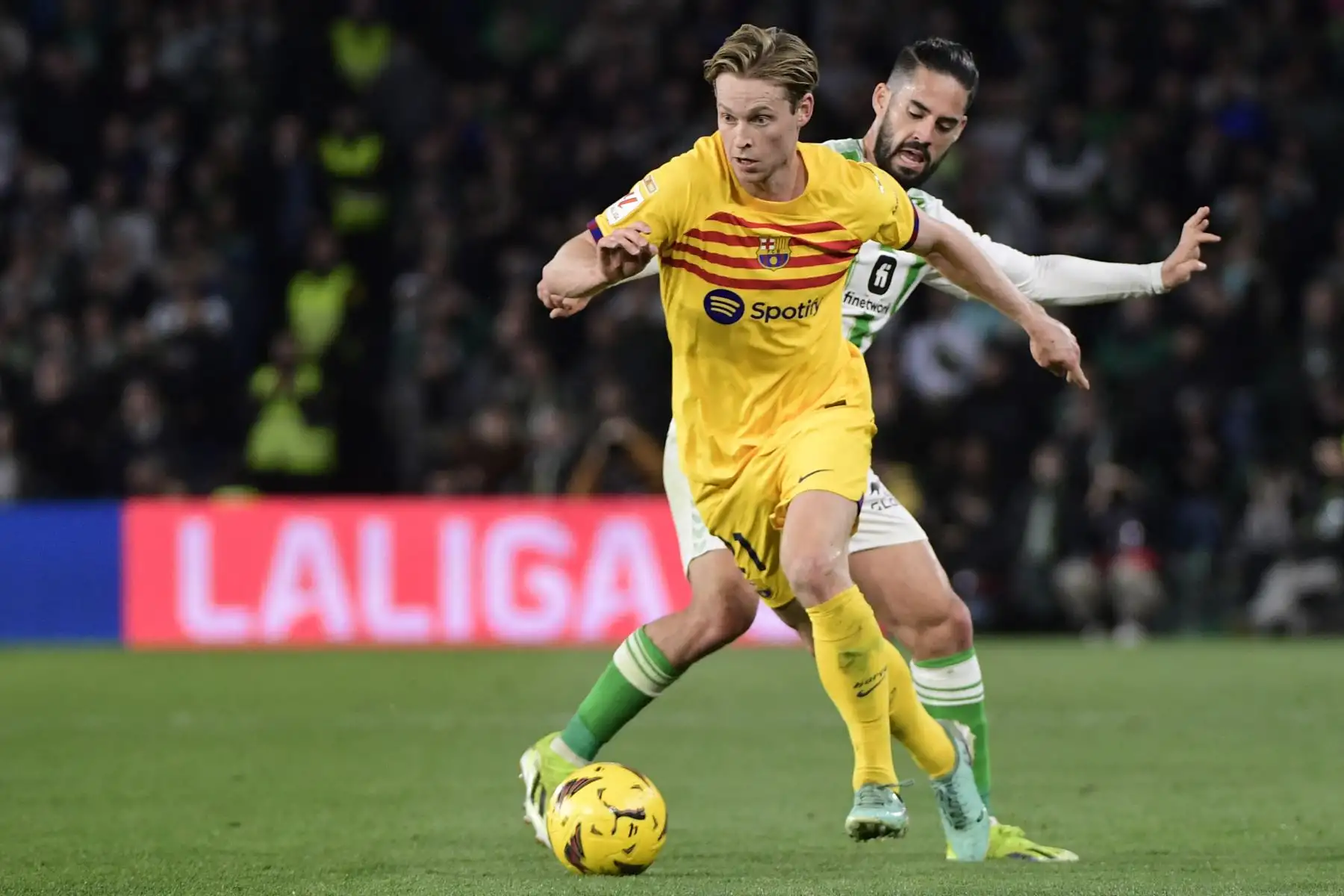 El mediocampista holandés del Barcelona Frenkie de Jong es desafiado por el mediocampista español Isco del Real Betis durante el partido de fútbol de la Liga española entre el Real Betis y el FC Barcelona. Foto: ANDINA/AFP