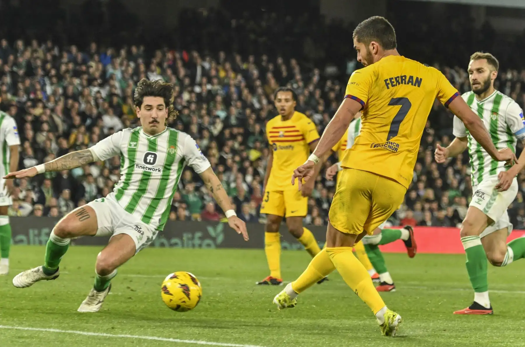 El defensa del Betis Héctor Bellerín con el balón ante el delantero del FC Barcelona, Ferrán Torresdurante el partido de la jornada 21 de la Liga EA Sports que se disputa este domingo en el estadio Benito Villamarín de Sevilla. Foto: ANDINA/EFE