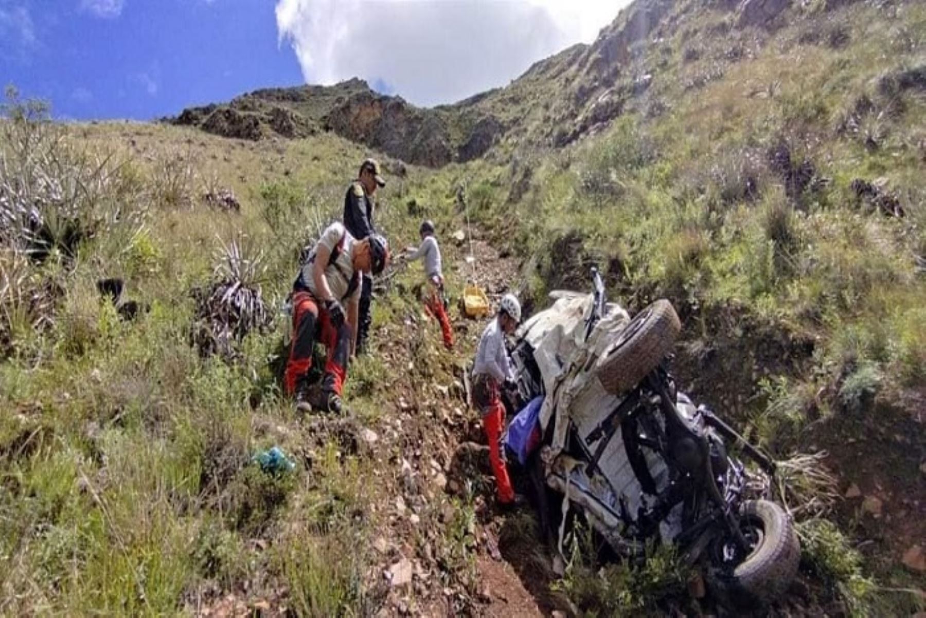 La Policía y el Ministerio Público investigan las causas de este accidente vehicular.