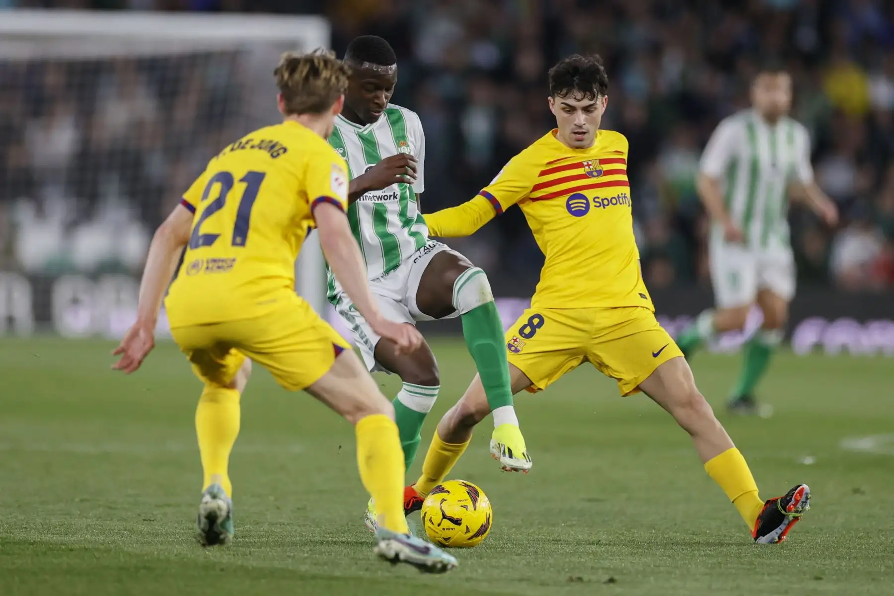 El centrocampista del Betis Luiz Henrique con el balón seguido por los jugadores del FC Barcelona Pedri y Frenkie De Jong durante el partido de la jornada 21 de la Liga EA Sports que se disputa este domingo en el estadio Benito Villamarín de Sevilla. Foto: ANDINA/EFE