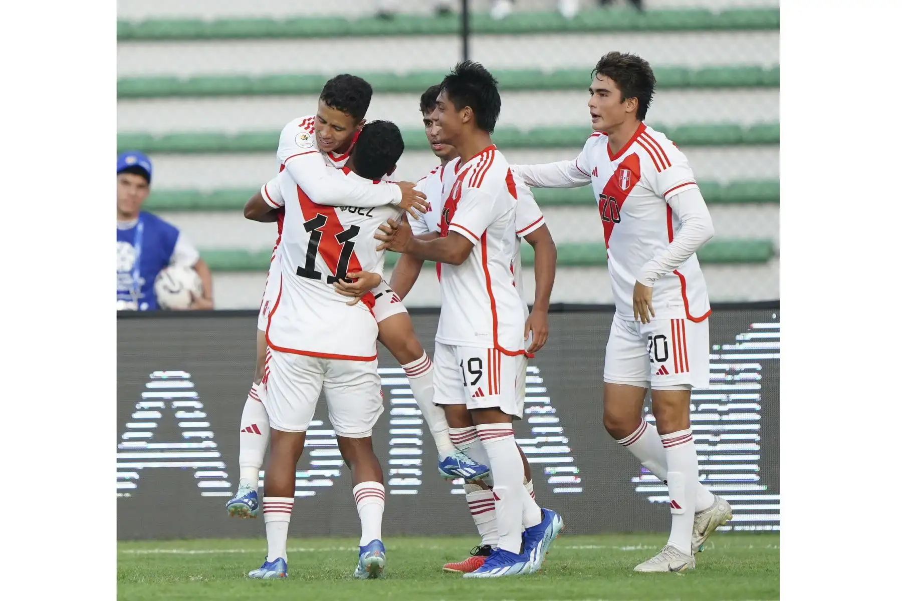 Franchesco Flores de la selección peruana celebra su gol anotado ante la selección chilena por el Torneo Preolímpico  Sub 23 que se realiza en Venezuela.
Foto: Selección Perú
