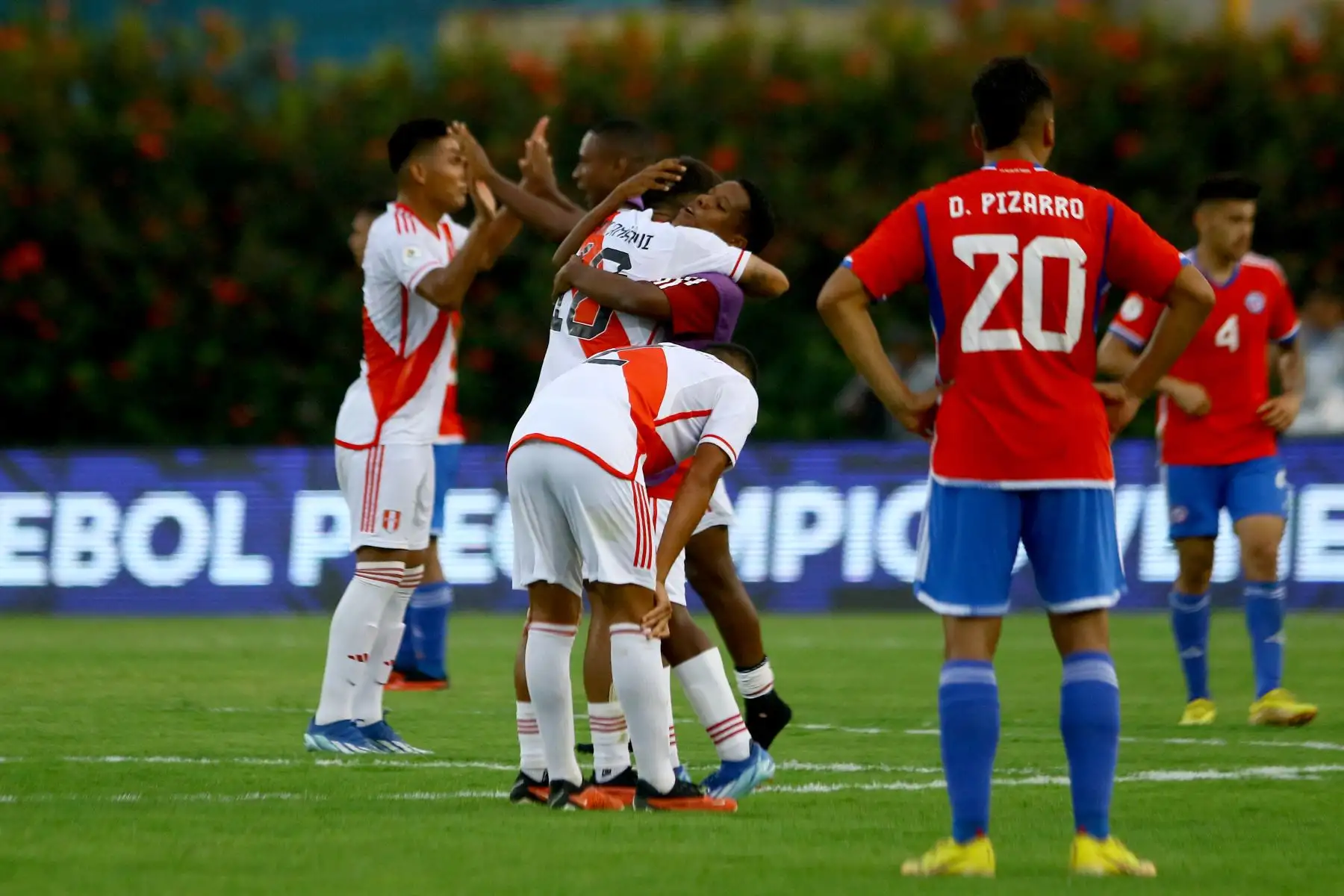 Los jugadores de Perú celebran su victoria al final del partido de fútbol del Grupo B del Torneo Preolímpico CONMEBOL Venezuela 2024 entre Perú y Chile en el estadio Misael Delgado en Valencia, Venezuela.
Foto: AFP