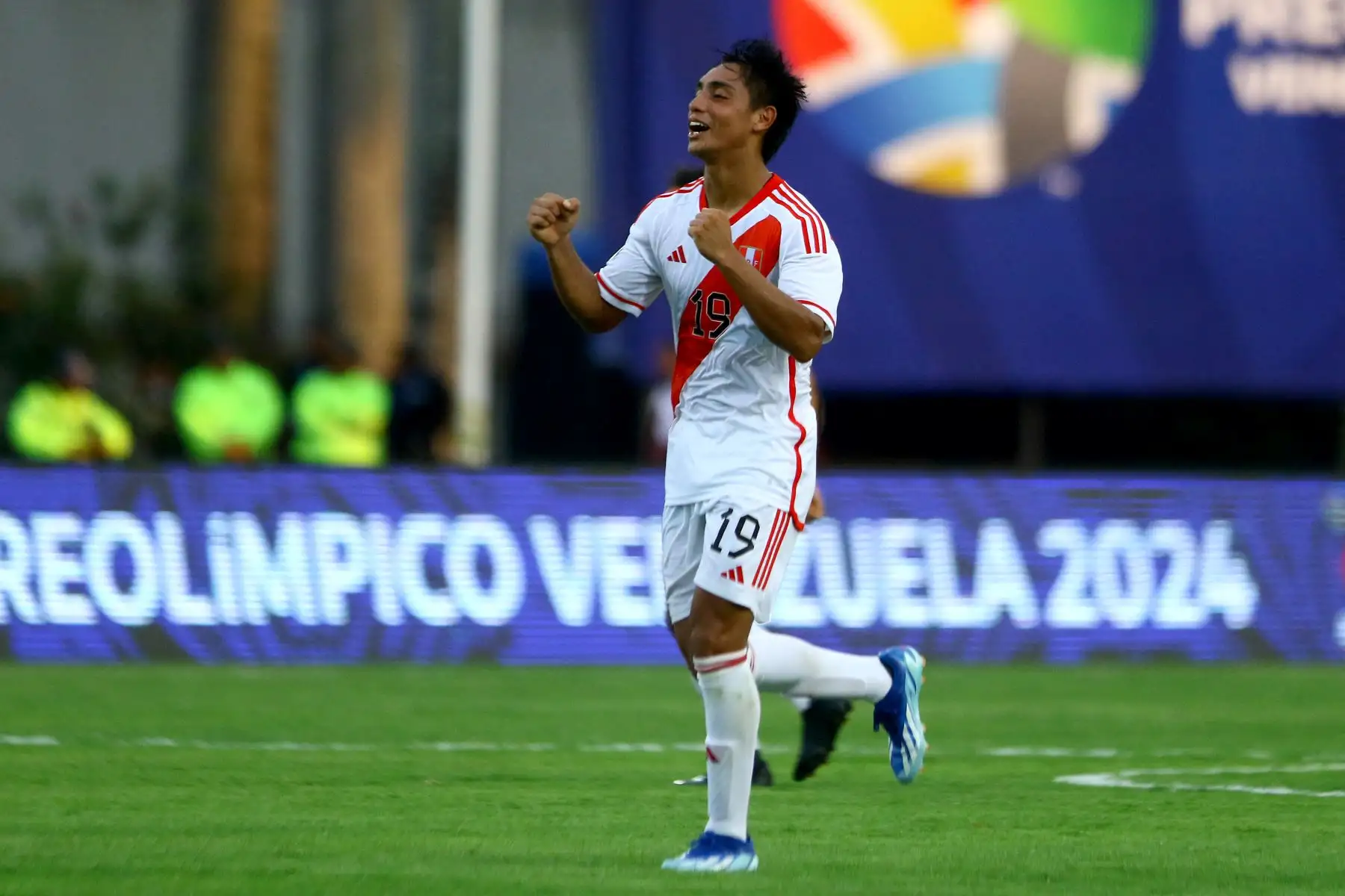 El delantero peruano Guillermo Larios celebra su victoria al final del partido de fútbol del Grupo B del Torneo Preolímpico  Venezuela 2024 entre Perú y Chile en el estadio Misael Delgado en Valencia, Venezuela.
Foto: AFP