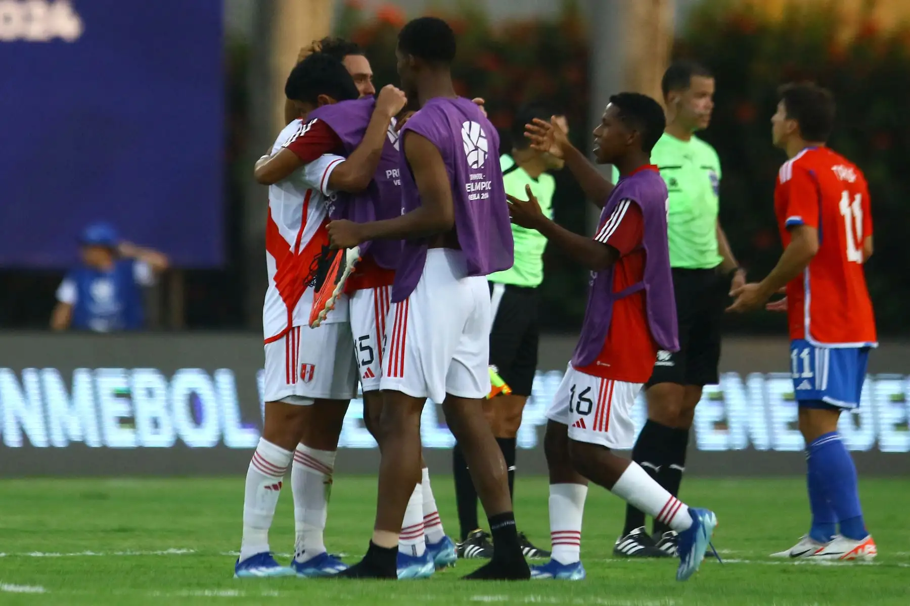 Los jugadores de Perú celebran su victoria al final del partido de fútbol del Grupo B del Torneo Preolímpico  Venezuela 2024 entre Perú y Chile en el estadio Misael Delgado en Valencia, Venezuela.
Foto: AFP
