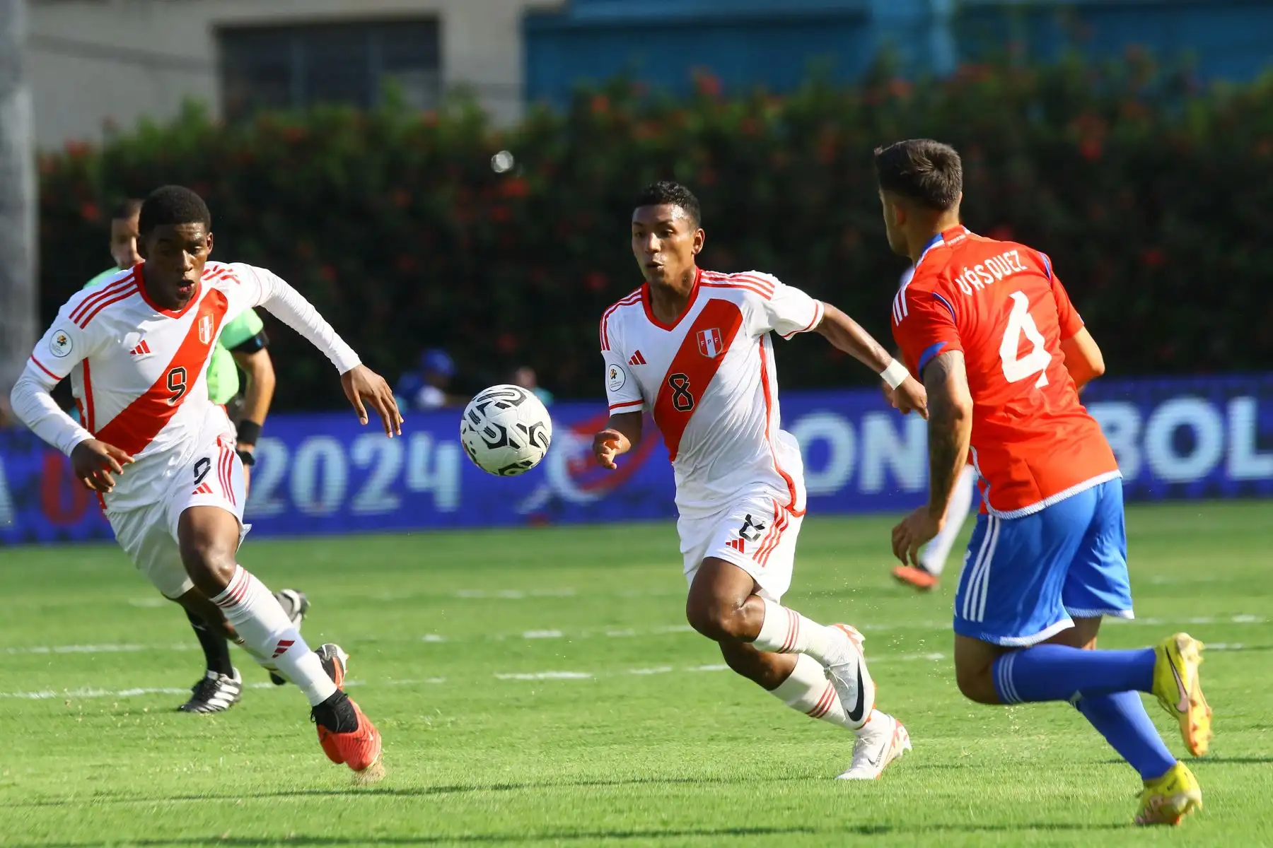 El defensor chileno Matías Vásquez  lucha por el balón con el delantero peruano Víctor Guzmán y el mediocampista Álvaro Rojas durante el partido de fútbol del Grupo B del Torneo Preolímpico CONMEBOL Venezuela 2024 entre Perú y Chile en el estadio Misael Delgado de Valencia, Venezuela.
Foto: AFP