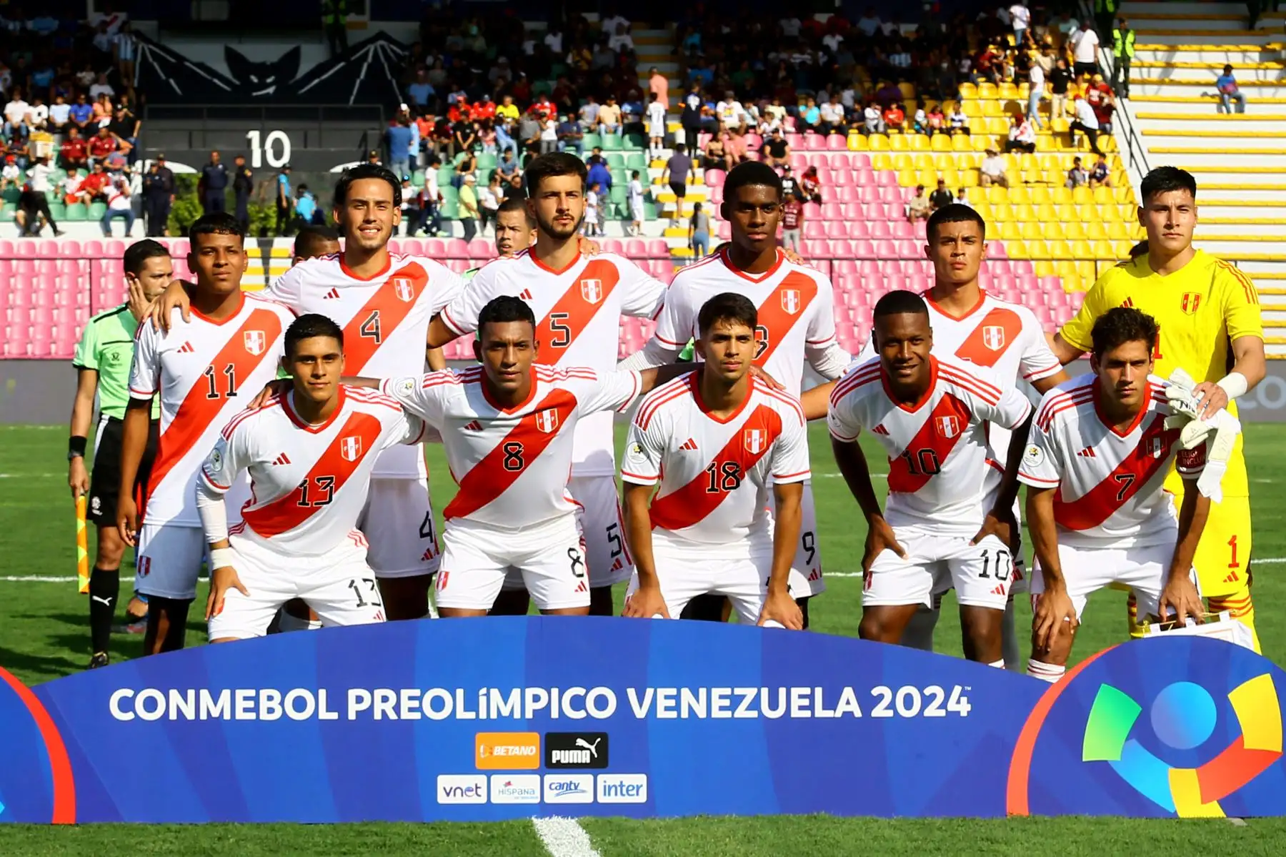 Los jugadores de Perú posan para una foto del equipo antes del partido de fútbol del Grupo B del Torneo Preolímpico Venezuela 2024 entre Perú y Chile en el estadio Misael Delgado en Valencia, Venezuela.
Foto: AFP