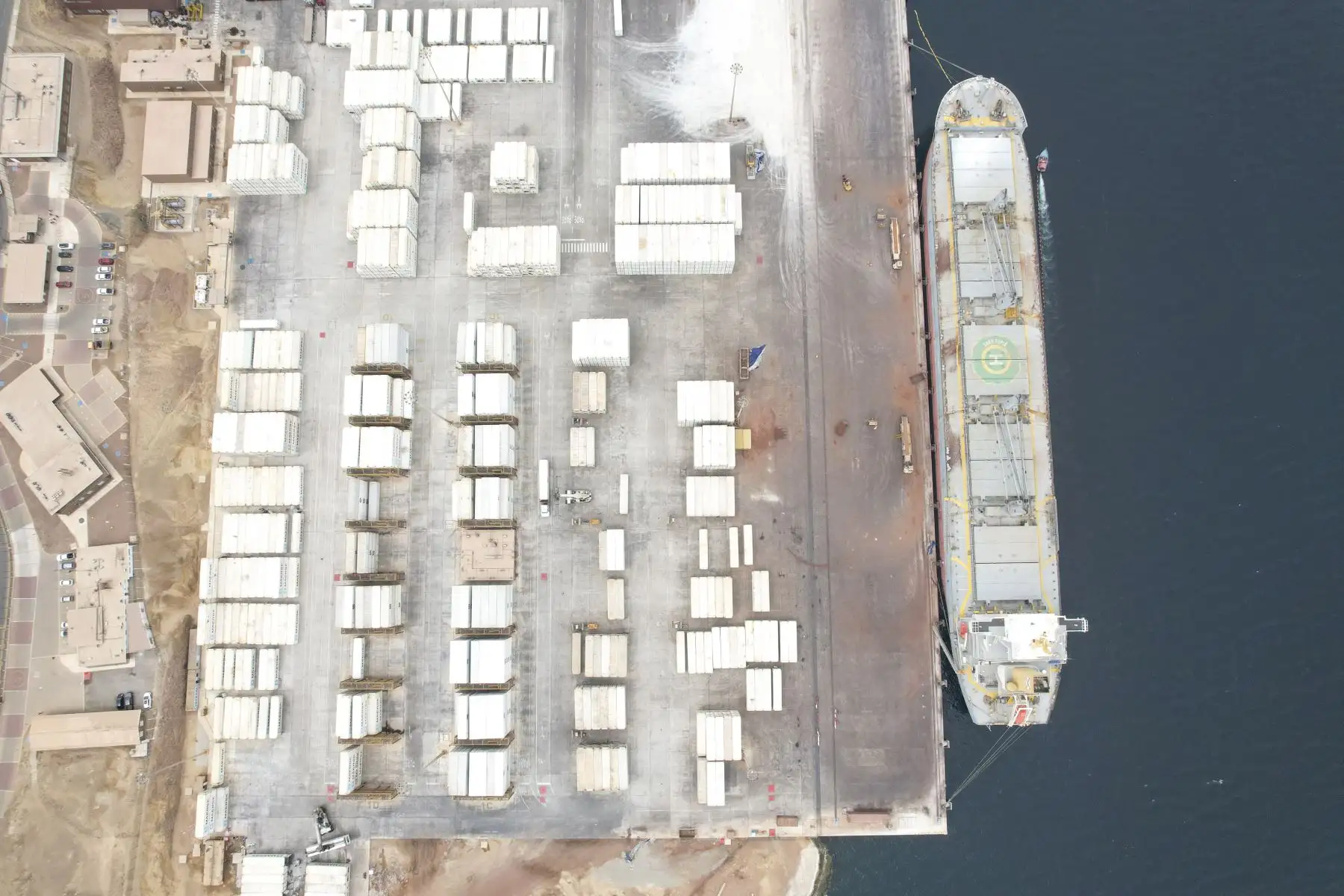 La futura conexión que habrá entre los puertos de Paracas (Ica) y Chancay (Lima) beneficiará a los agroexportadores del sur del país porque permitirá rebajar el tiempo de transporte marítimo de sus productos (uvas, arándanos, paltas y otros) a los mercados externos, principalmente del continente asiático.

Foto: ANDINA/Juan Carlos Guzmán Negrini