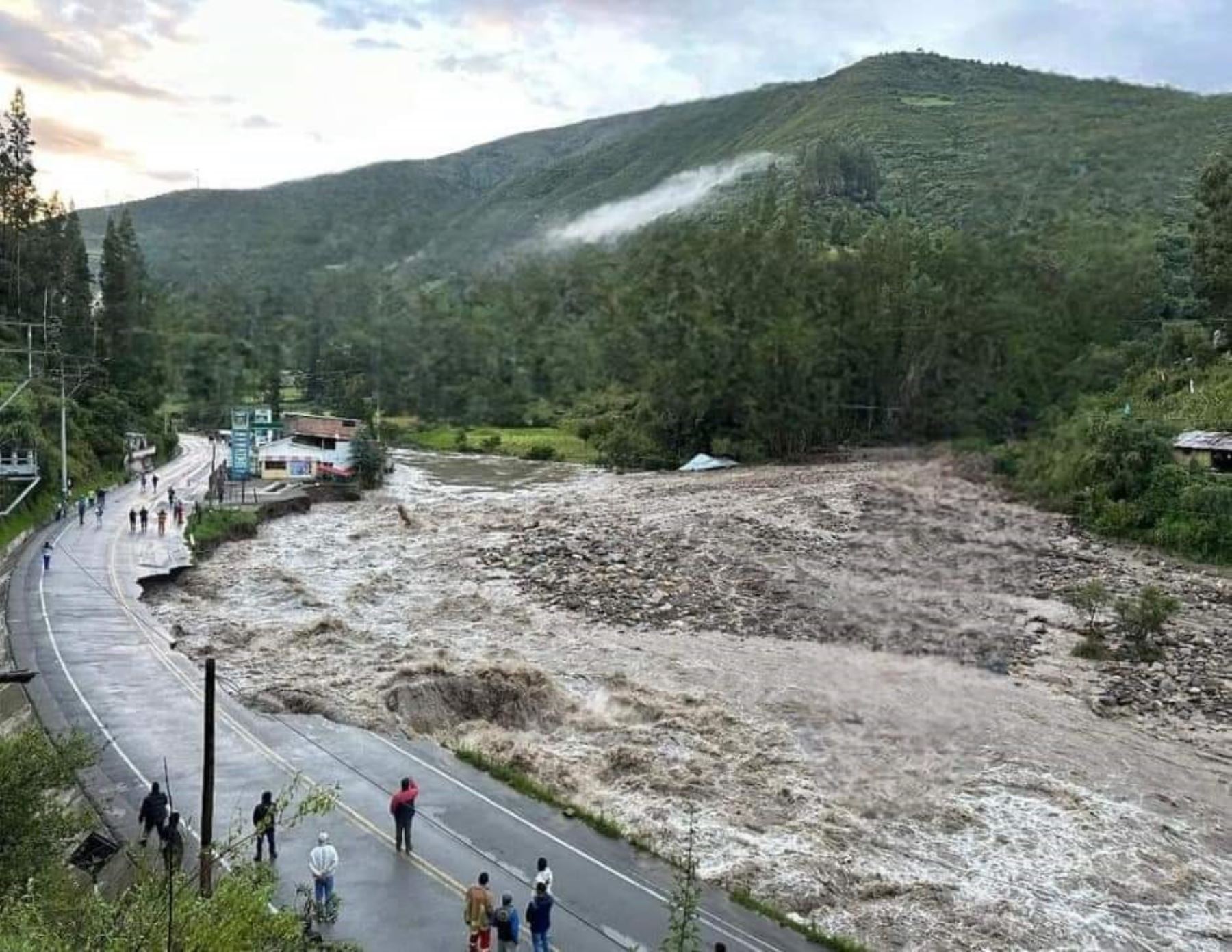 Al menos 50 metros de la plataforma de vía Interoceánica fue destruida tras el desborde del río Chalhuanca, en el tramo comprendido entre Chalhuanca y Puquio, en la provincia de Aymaraes, Apurímac.