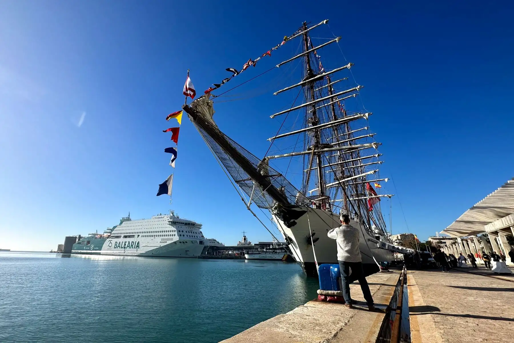Desde el Puerto de Málaga, en España, inician las actividades protocolares en el BAP Unión, donde ofrecen café peruano a los visitantes, acompañado de bailes típicos del Perú.

Foto: ANDINA/Karol Muñoz