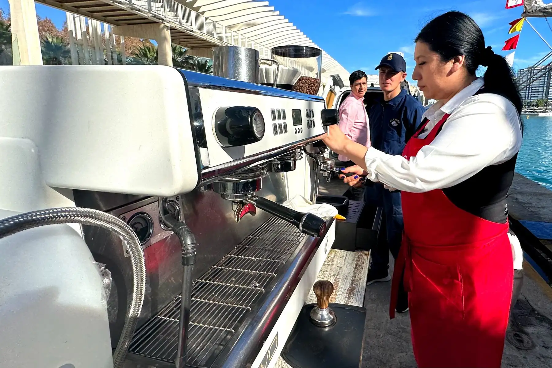 Desde el Puerto de Málaga, en España, inician las actividades protocolares en el BAP Unión, donde ofrecen café peruano a los visitantes, acompañado de bailes típicos del Perú.

Foto: ANDINA/Karol Muñoz