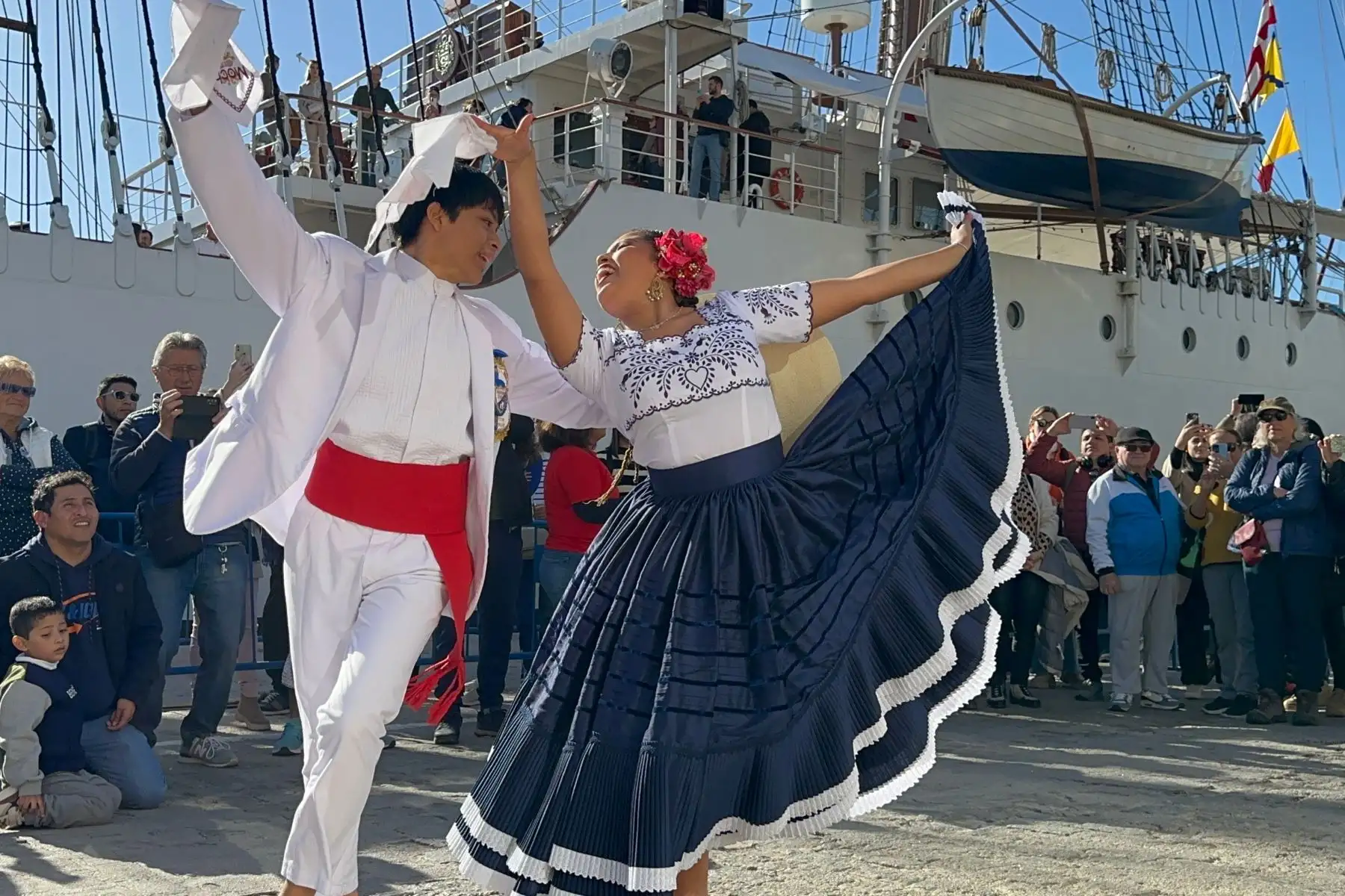 Desde el Puerto de Málaga, en España, inician las actividades protocolares en el BAP Unión, donde ofrecen café peruano a los visitantes, acompañado de bailes típicos del Perú.

Foto: ANDINA/Karol Muñoz