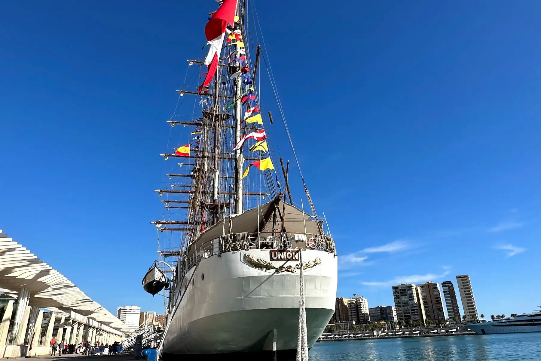 Desde el Puerto de Málaga, en España, inician las actividades protocolares en el BAP Unión, donde ofrecen café peruano a los visitantes, acompañado de bailes típicos del Perú.

Foto: ANDINA/Karol Muñoz