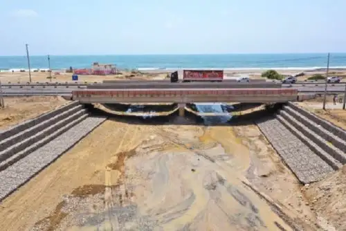 También se efectuó la limpieza del cauce en el puente Tambo de Mora, localizado en el distrito de Chincha, región Ica.