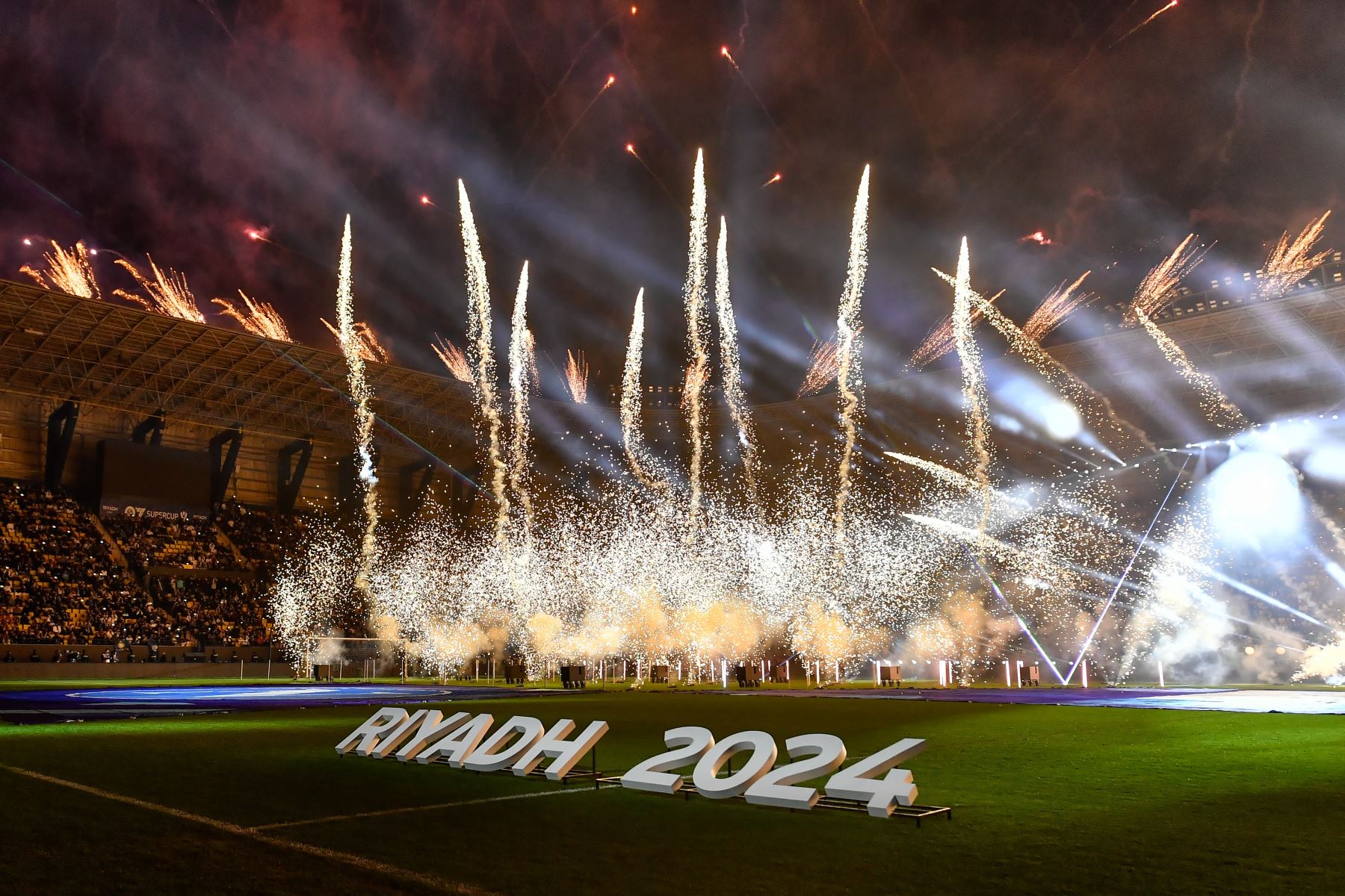 Fuegos artificiales durante la ceremonia previa a la Supercopa Italiana, partido final entre el SSC Napoli y el Inter de Milán, en Riad, Arabia Saudita, el 22 de enero de 2024.
Foto: EFE