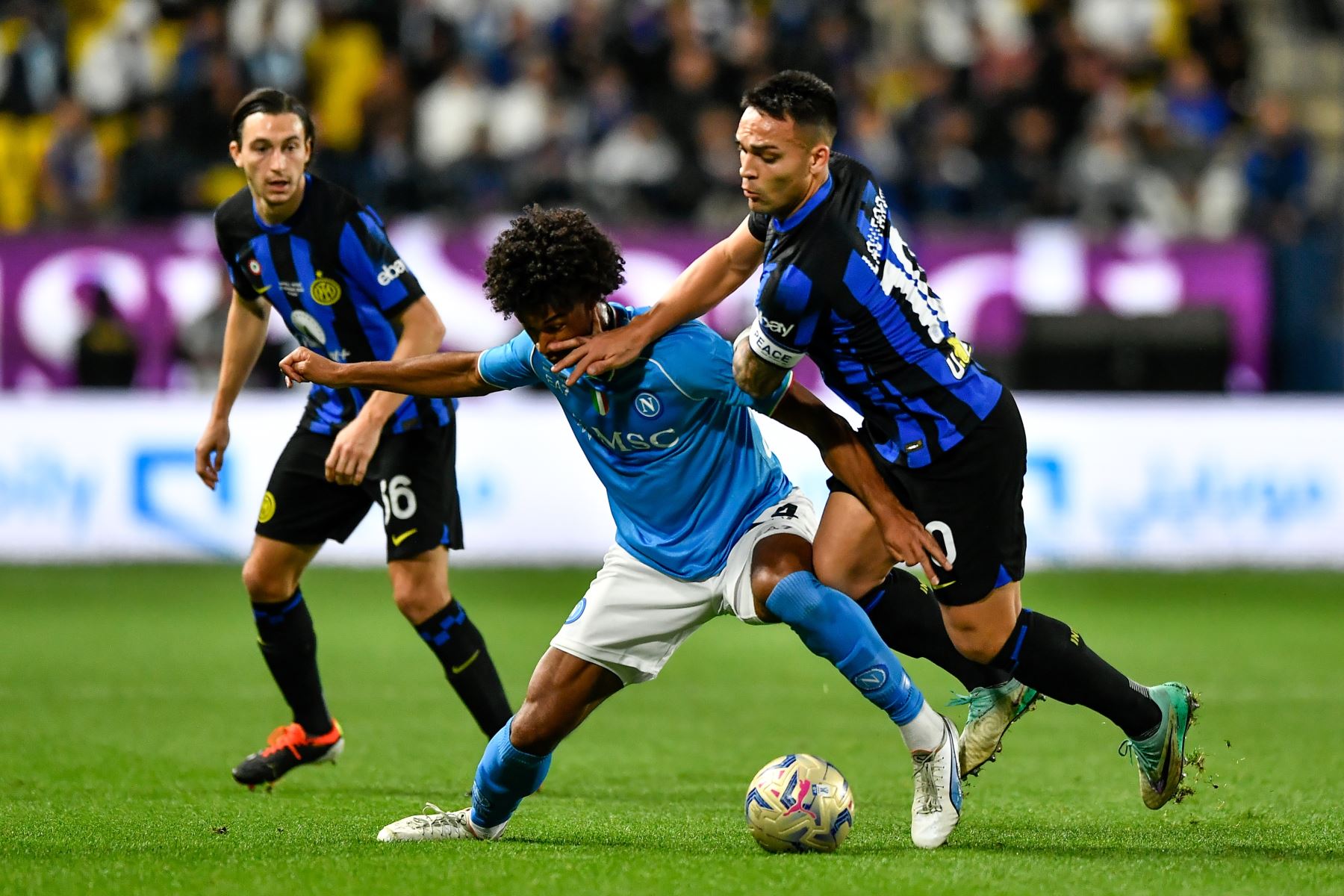 Jens Cajuste del Napoli y Lautaro Martínez del Inter en acción durante la Supercopa Italiana, la Supercopa de Italia, partido final entre el SSC Napoli y el Inter de Milán, en Riad, Arabia Saudita, el 22 de enero de 2024.
Foto: EFE