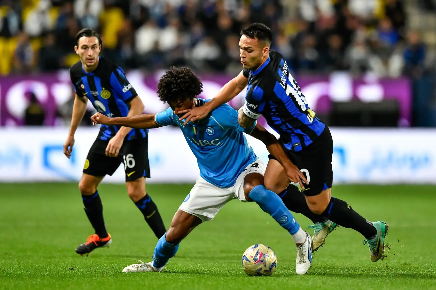Jens Cajuste del Napoli y Lautaro Martínez del Inter en acción durante la Supercopa Italiana, la Supercopa de Italia, partido final entre el SSC Napoli y el Inter de Milán, en Riad, Arabia Saudita, el 22 de enero de 2024.
Foto: EFE